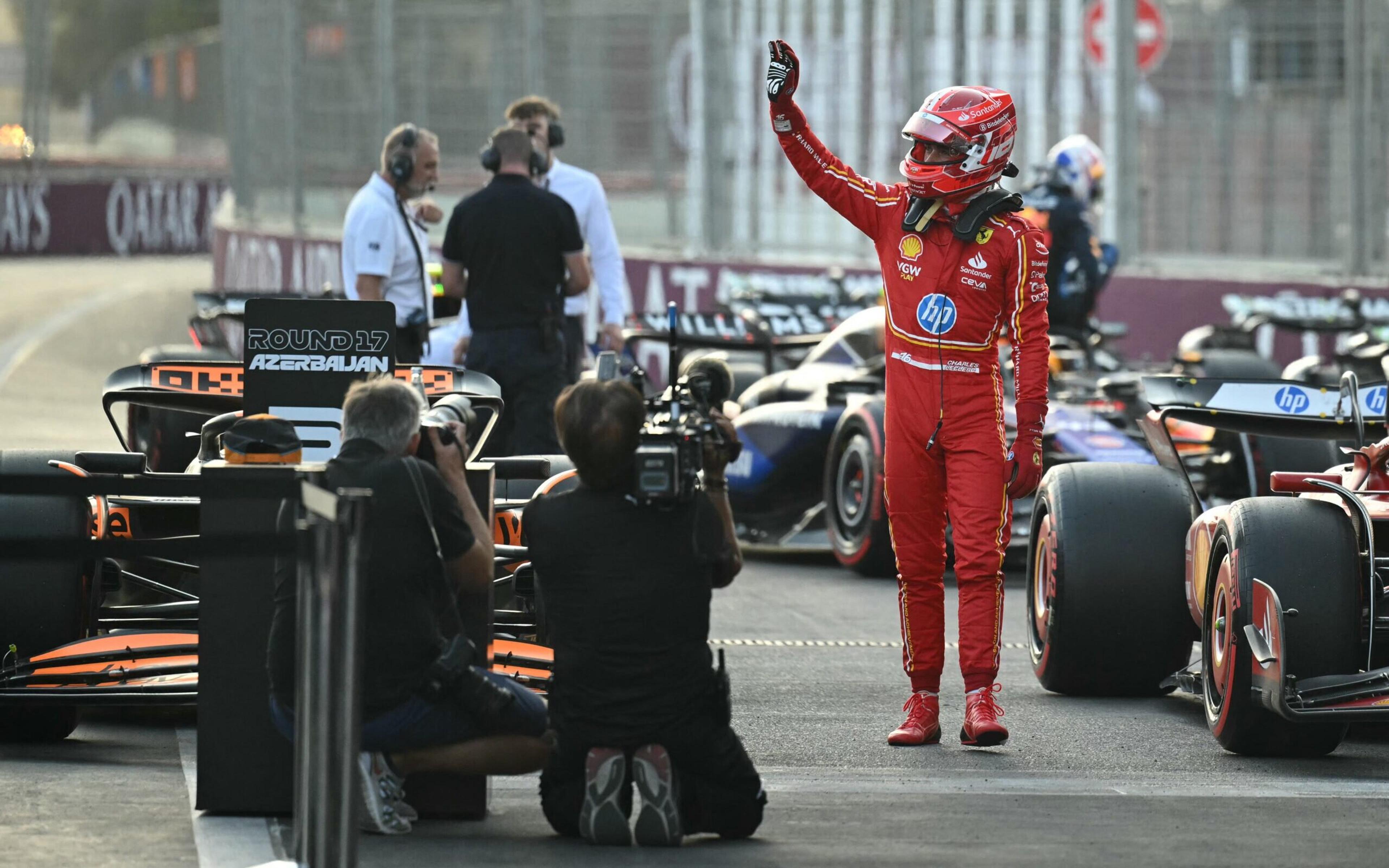 Leclerc embala com Ferrari, bate Piastri e crava pole do GP do Azerbaijão. Norris cai no Q1