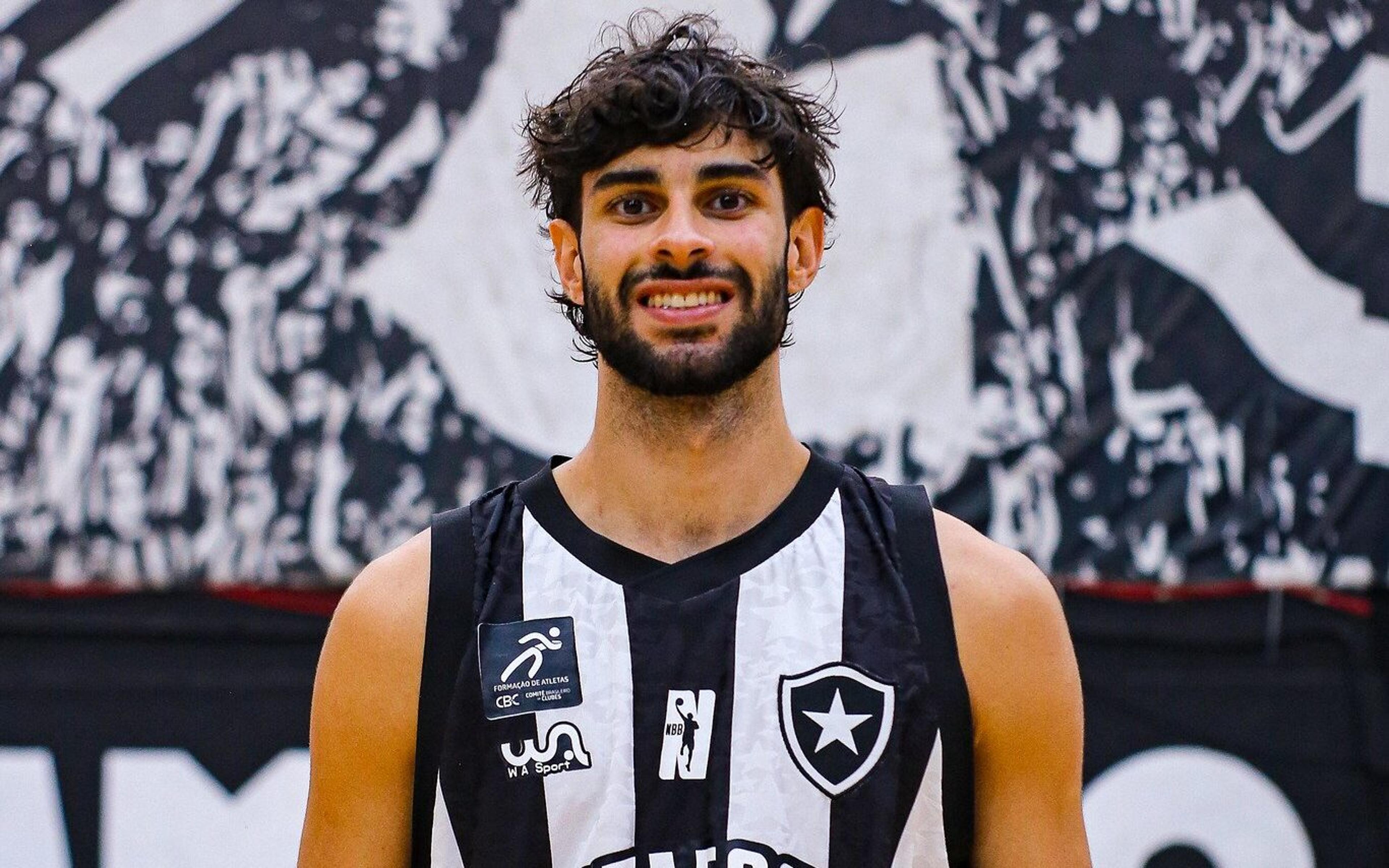 Botafogo anuncia ex-Flamengo, fenômeno nas redes sociais, e americano como reforços para o NBB