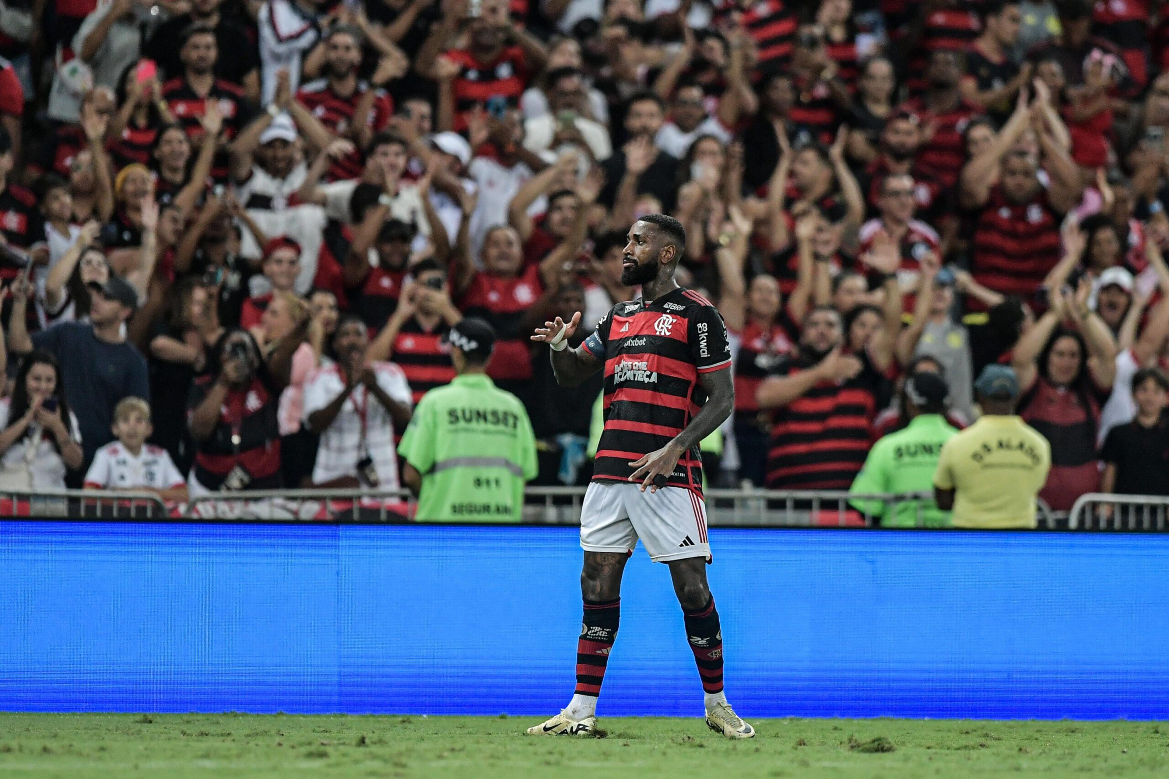 Com gol no apagar das luzes, Flamengo vence o Athletico-PR pelo Brasileirão