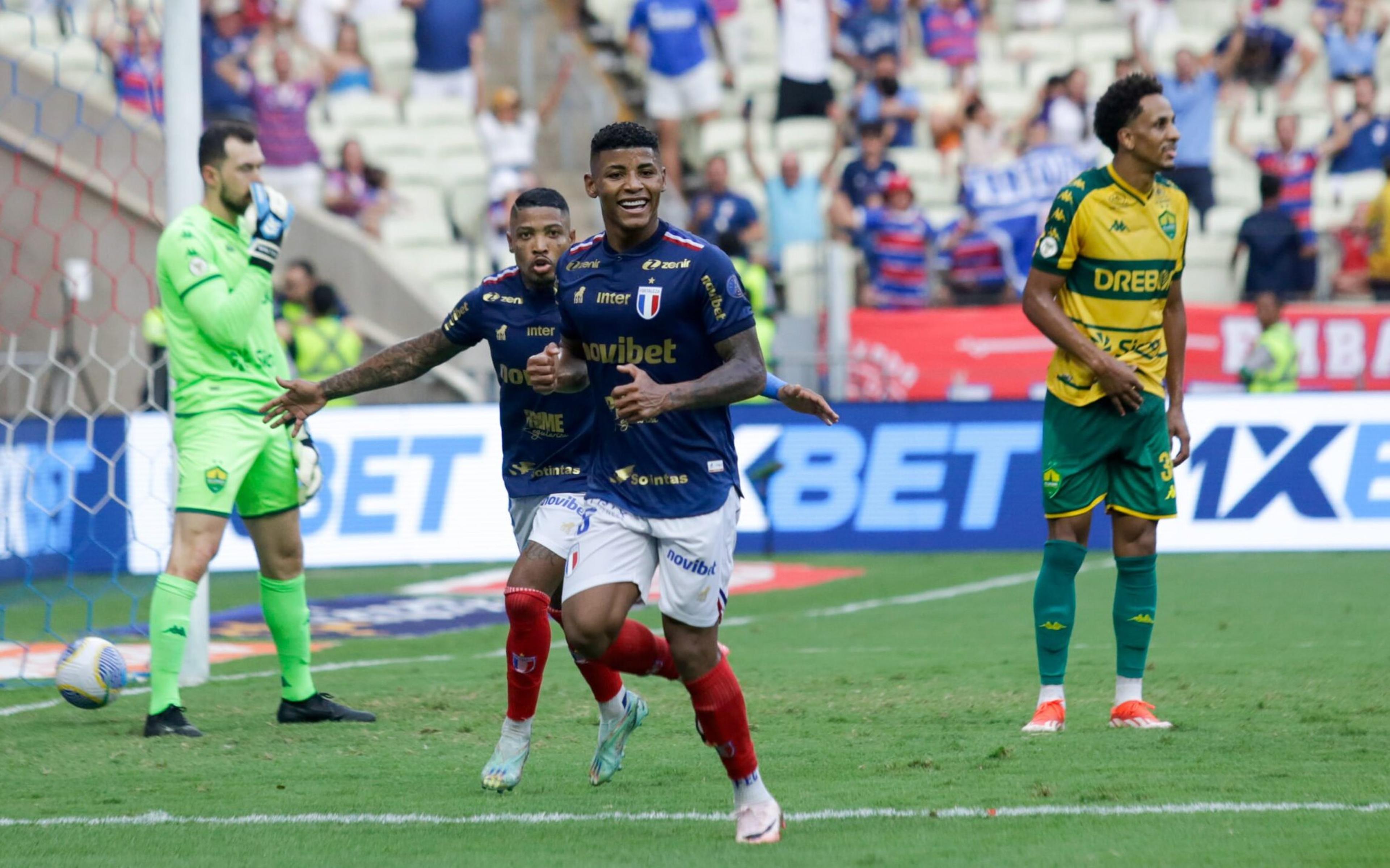 Na briga pelo título do Brasileirão, Fortaleza vence o Cuiabá e cola na liderança