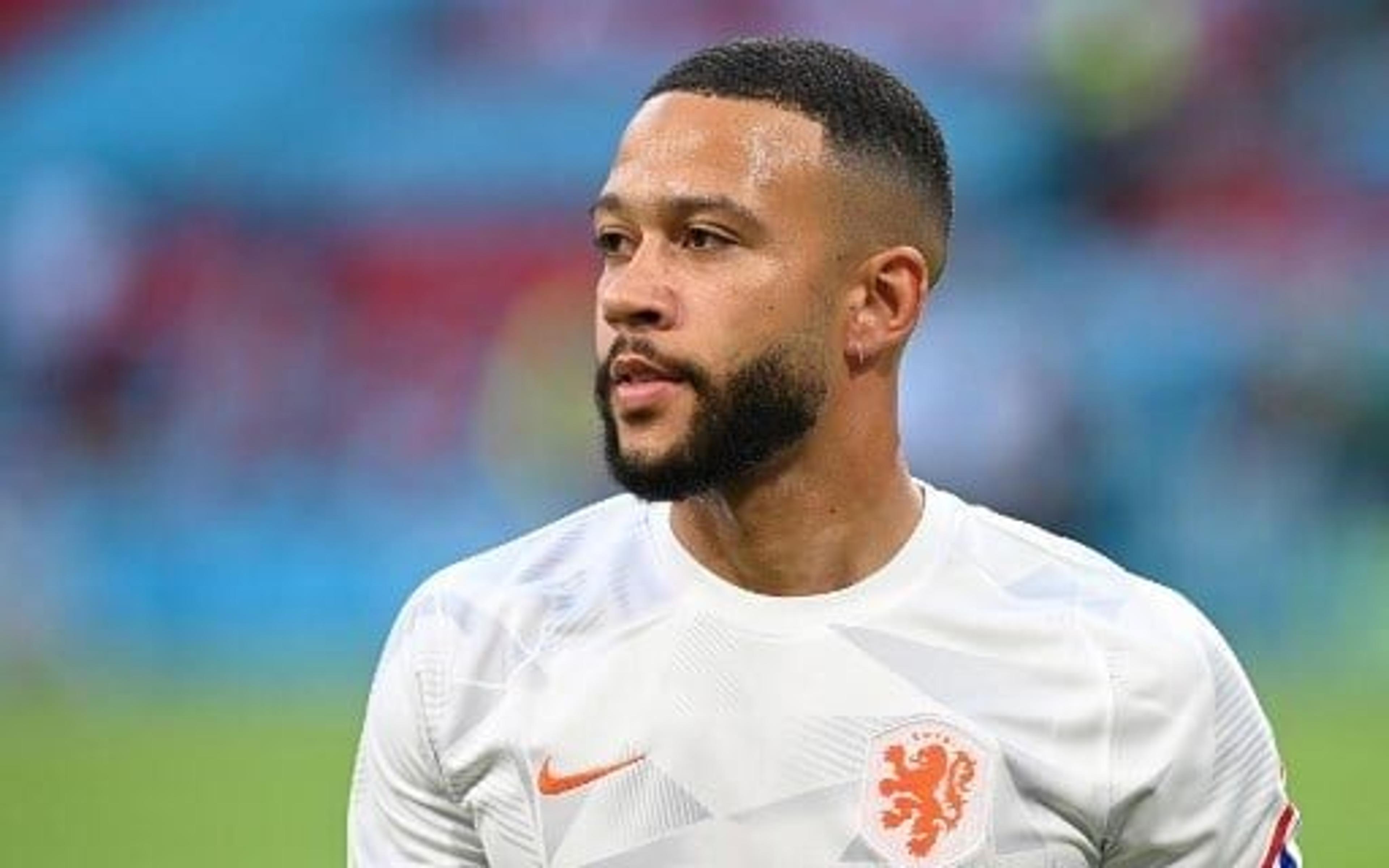 Jornalista faz alerta sobre chegada de Depay no Corinthians: ‘Possível rompimento de contrato’