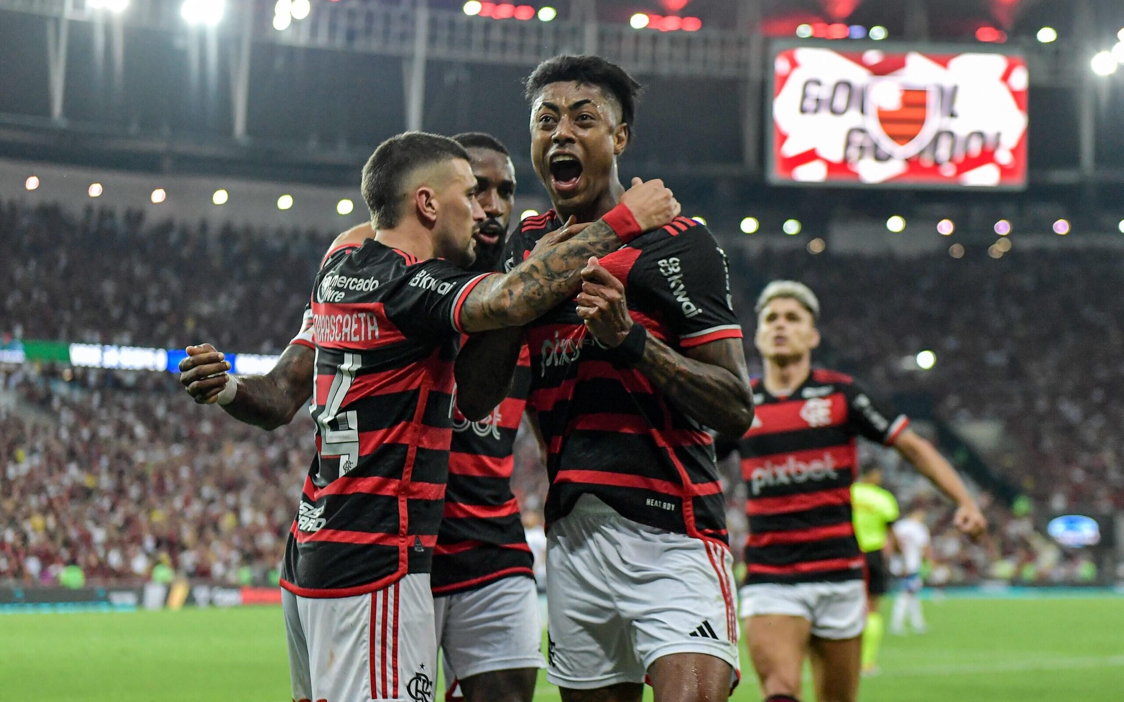 Clube europeu envia olheiros para acompanhar meio-campista do Flamengo