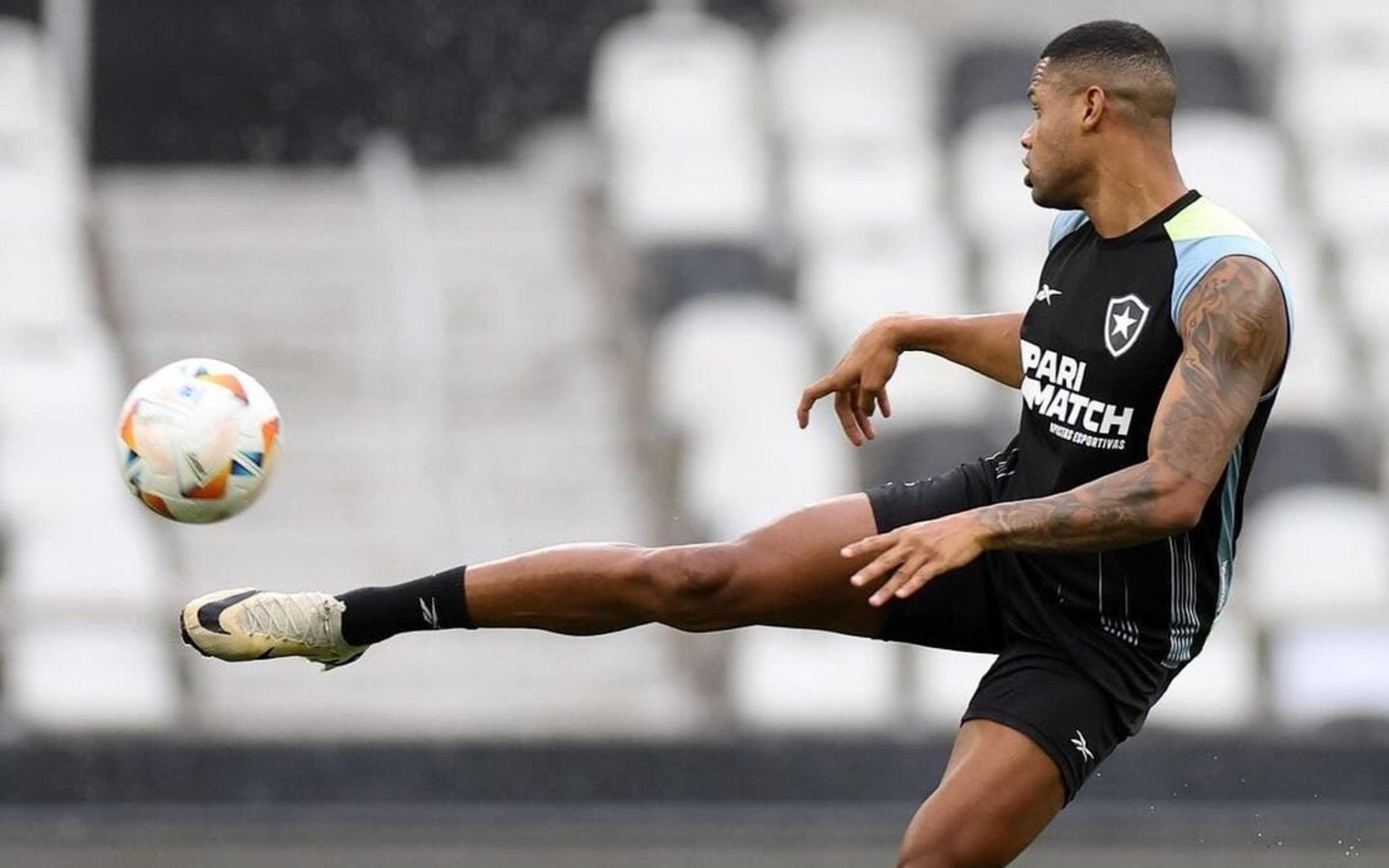 Júnior Santos volta aos gramados e treina com o grupo do Botafogo