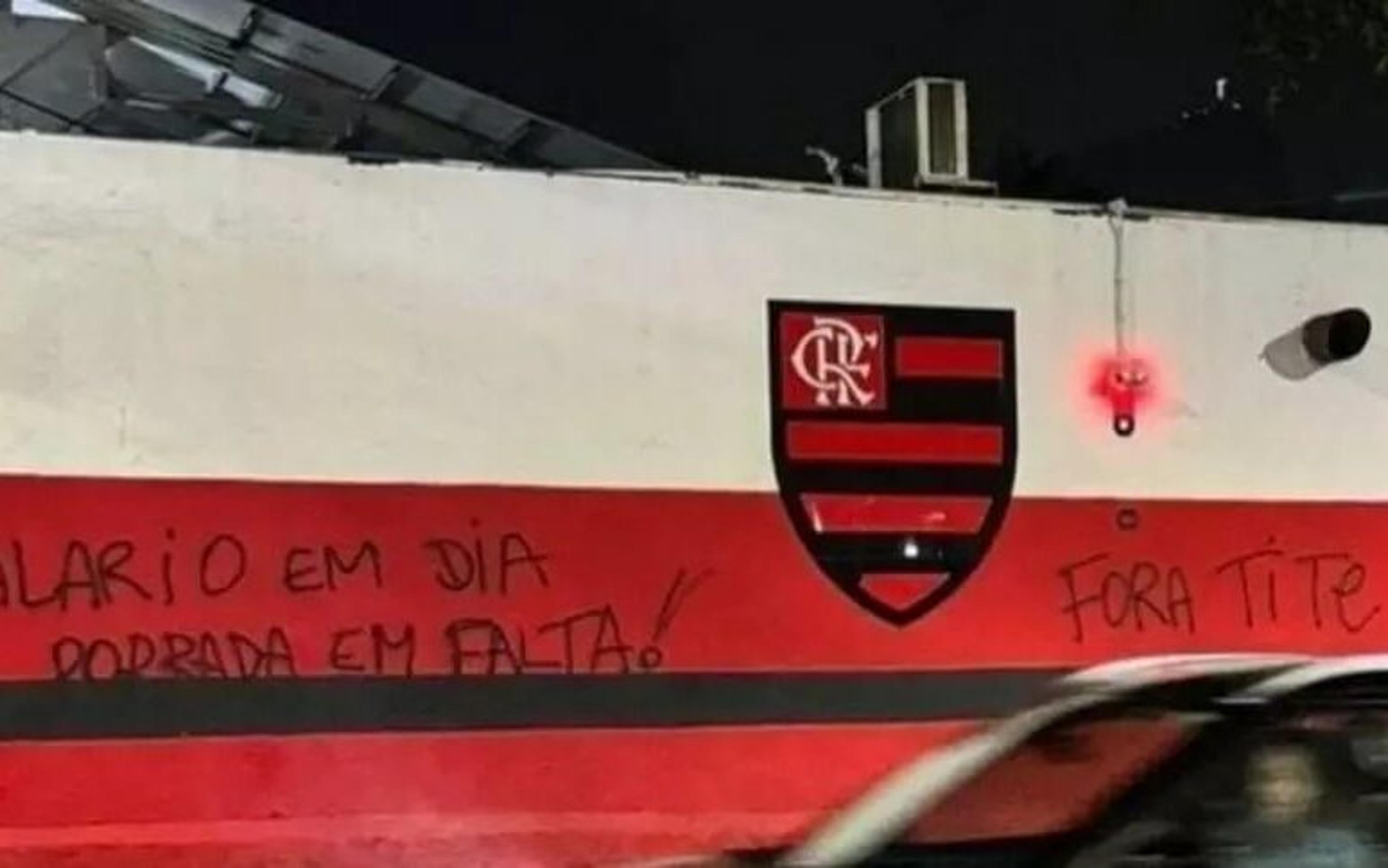 Torcida do Flamengo picha muro da Gávea em protesto a Tite