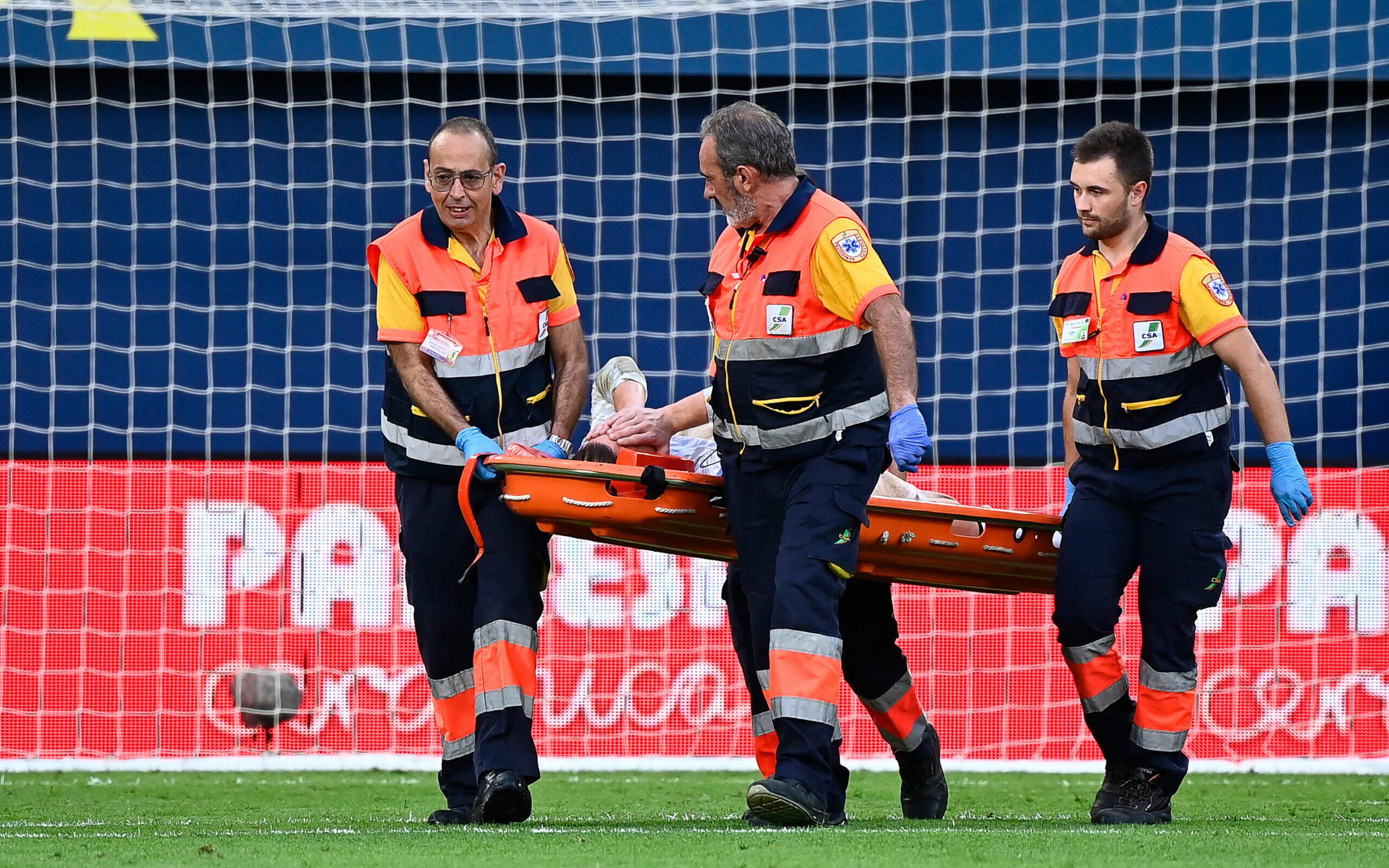 Ter Stegen, do Barcelona, tem situação médica atualizada e deve ficar fora da temporada