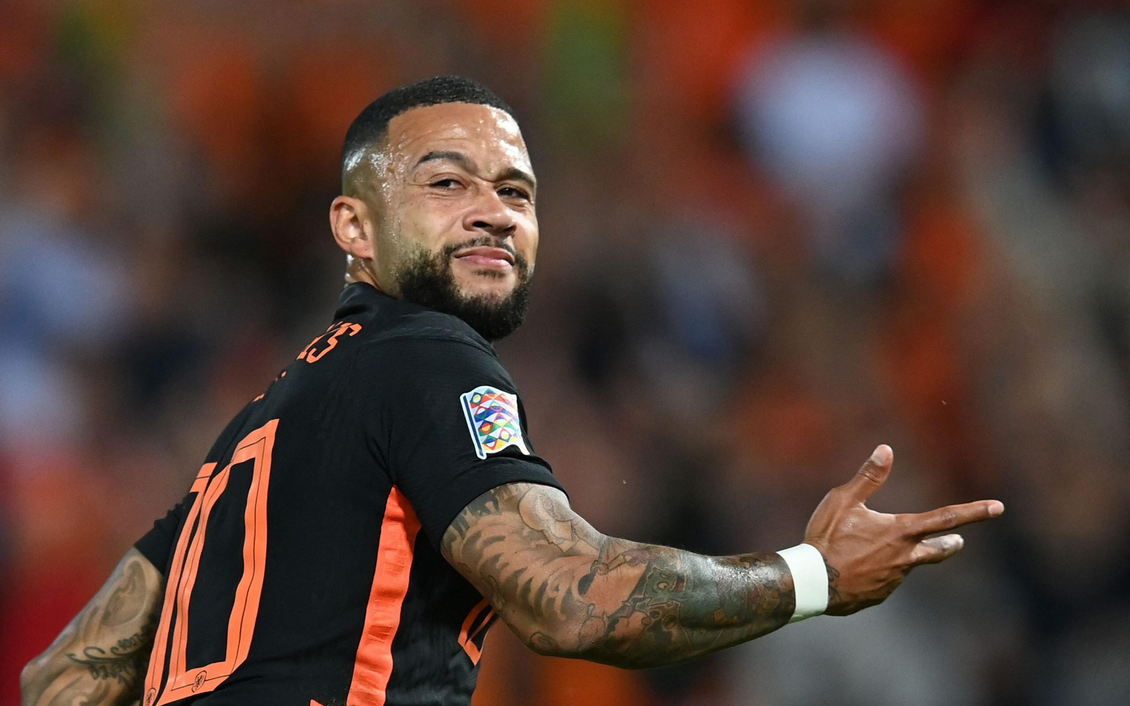 Comentarista cita ‘escândalo’ ao analisar contratação de Depay pelo Corinthians