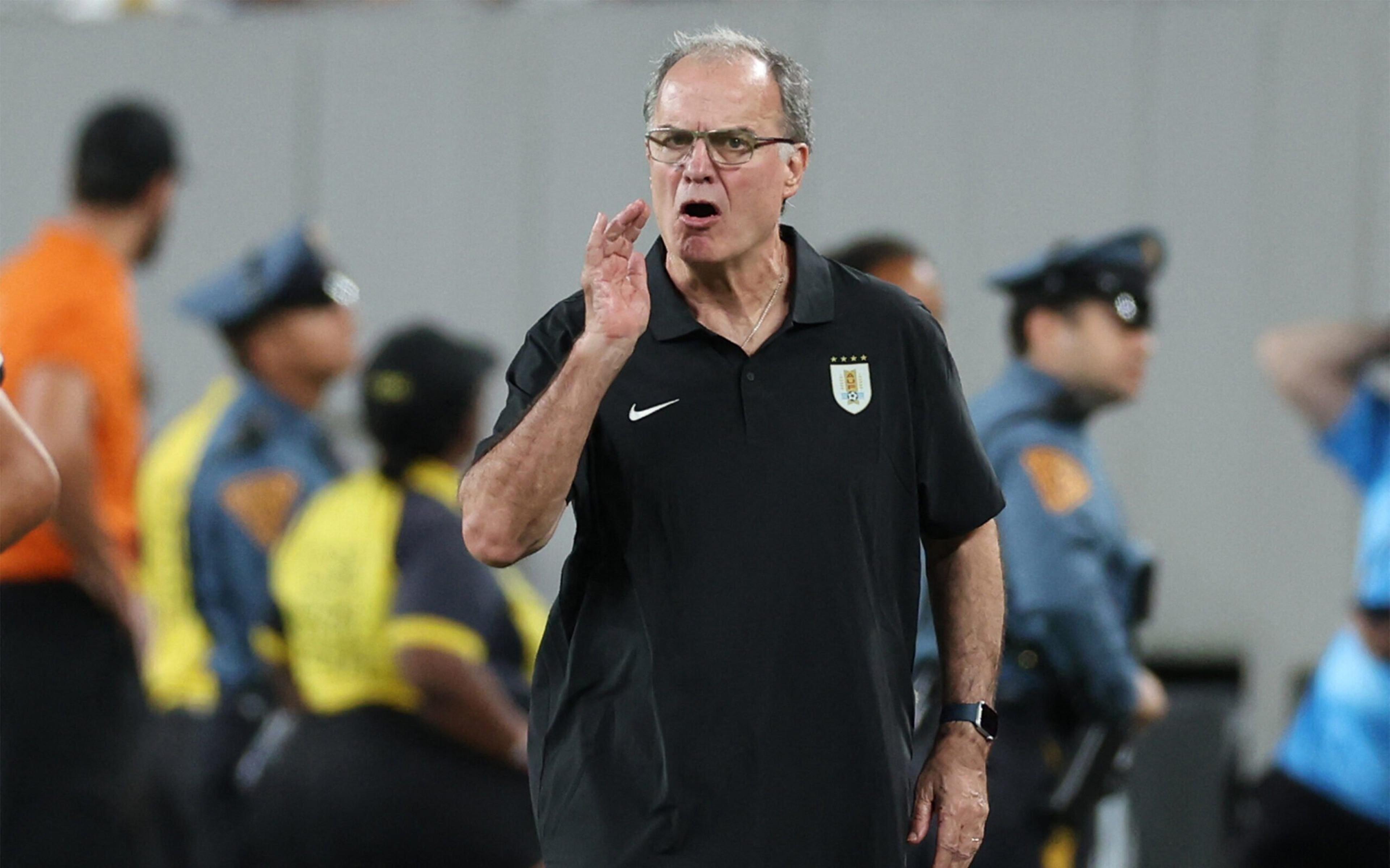 Zagueiro do Uruguai defende Bielsa e contraria Luis Suárez