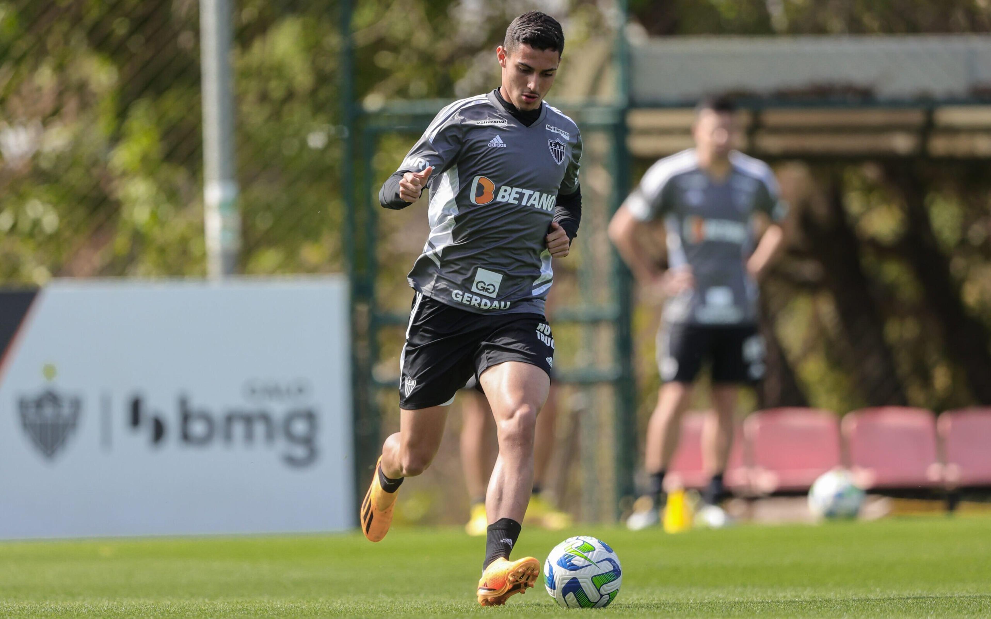 Atacante do Atlético-MG passa por cirurgia no joelho