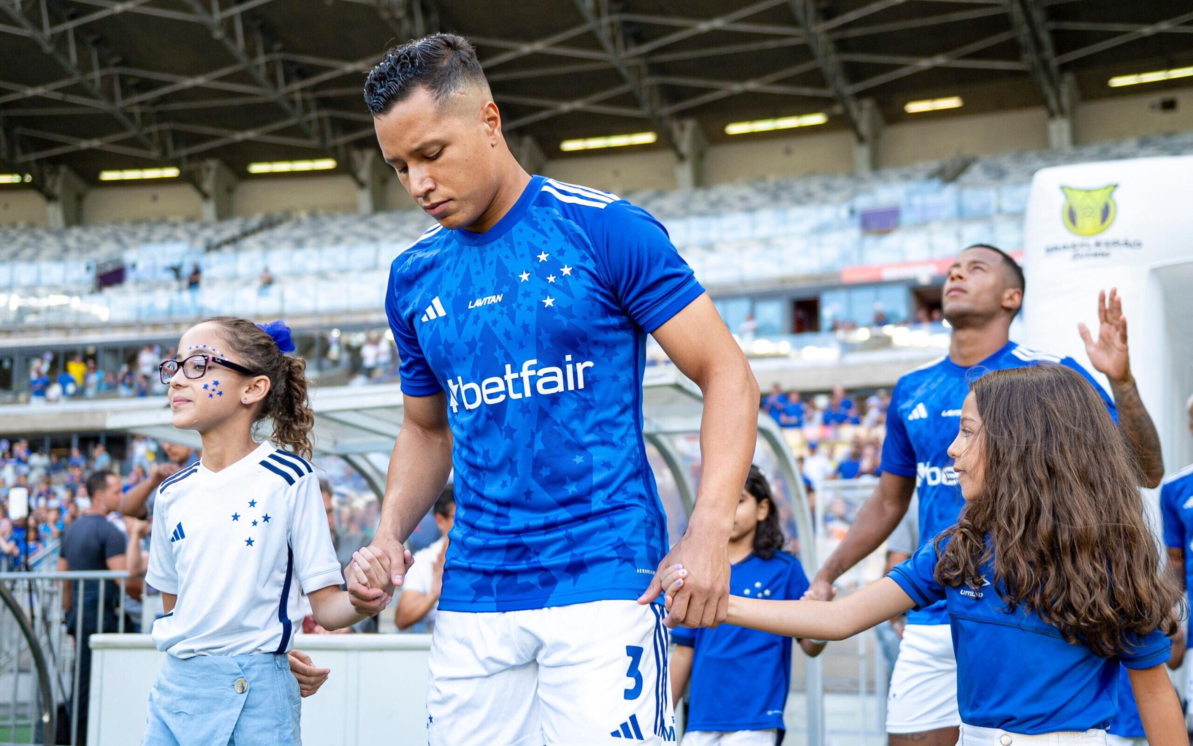 Marlon, do Cruzeiro, é atingido por copo com cerveja no Mineirão