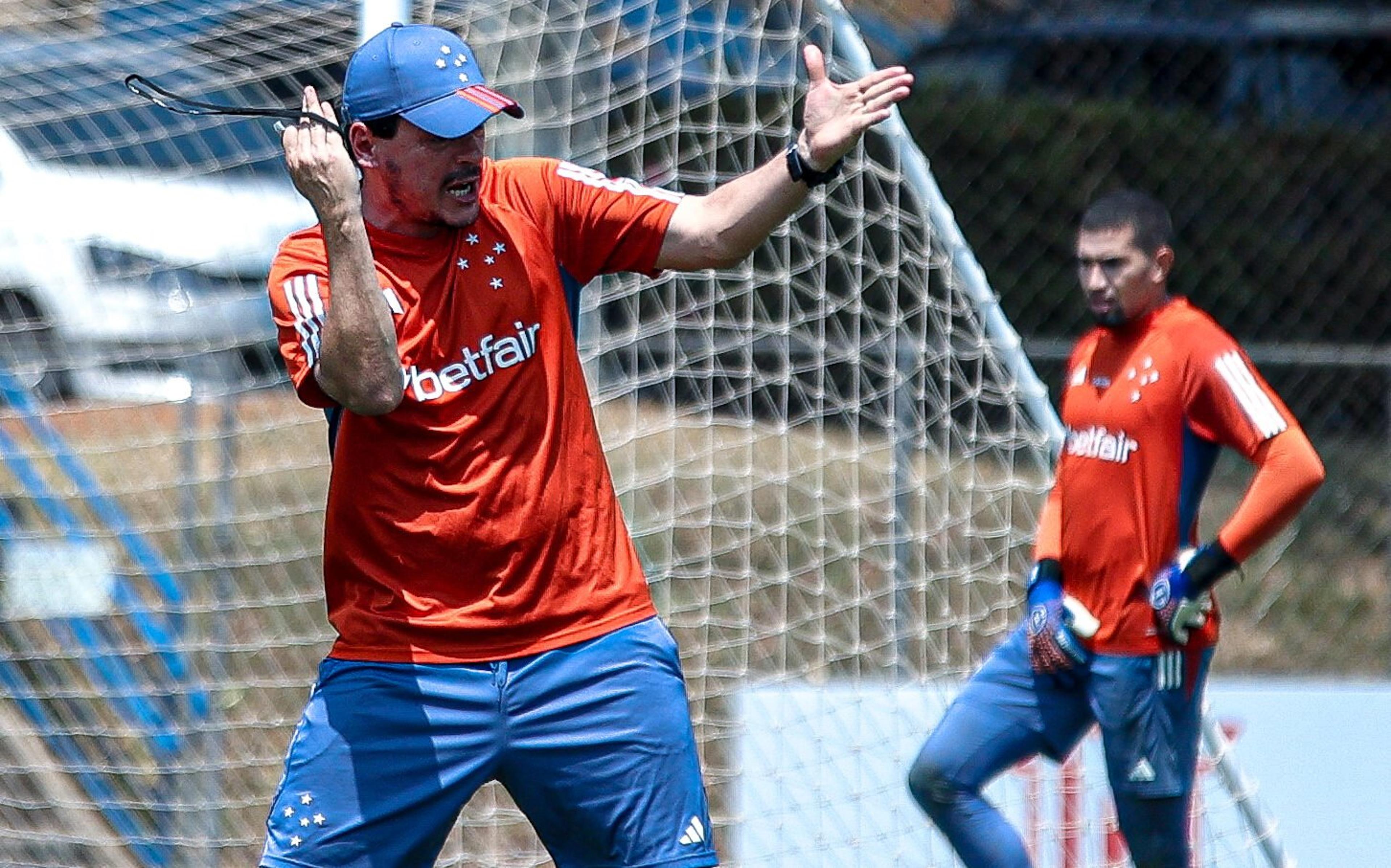 Treino do Cruzeiro tem presença de jovens e cobranças de Diniz