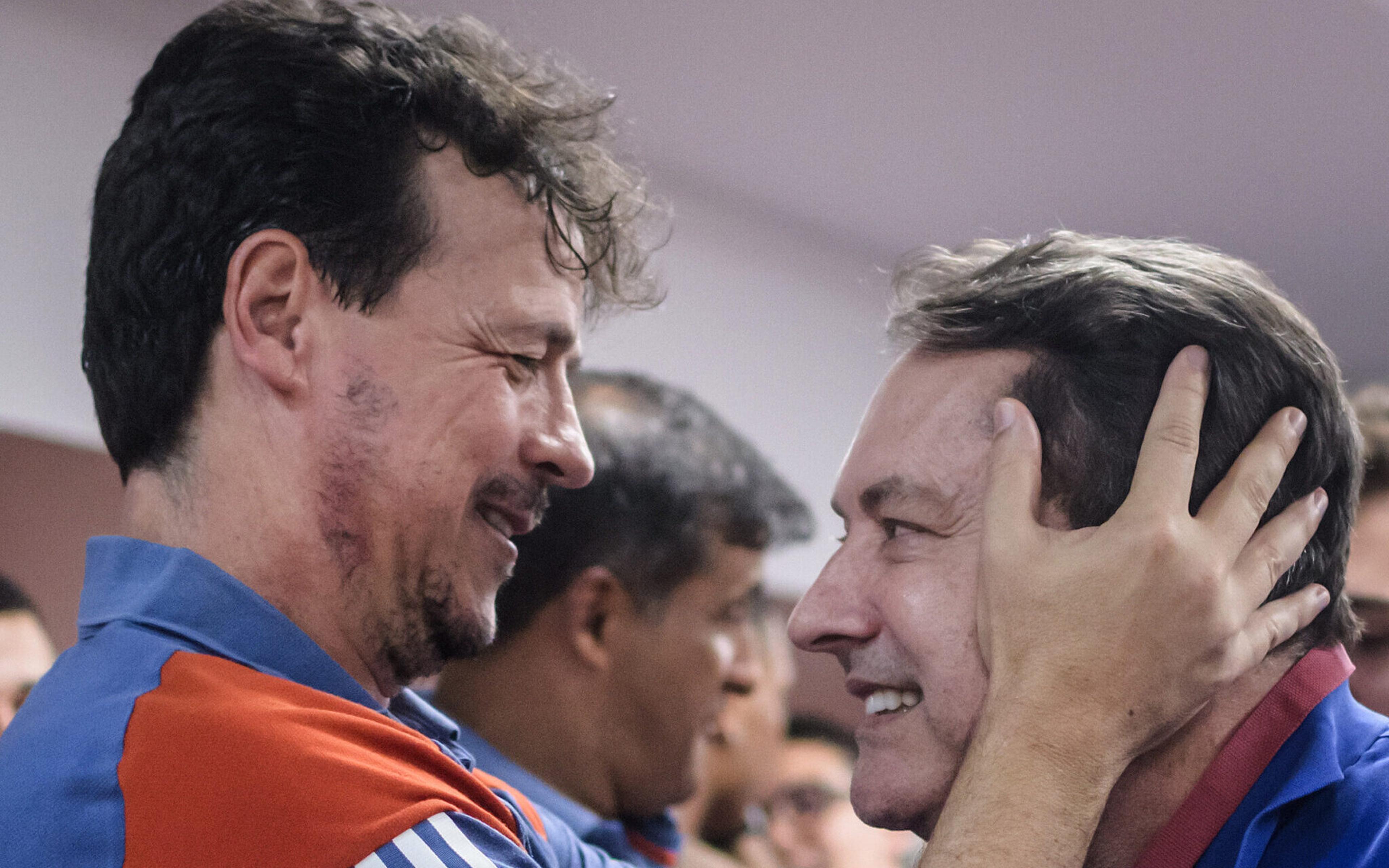 Diniz celebra primeiro triunfo no comando celeste: “Vitória, Cruzeiro!”