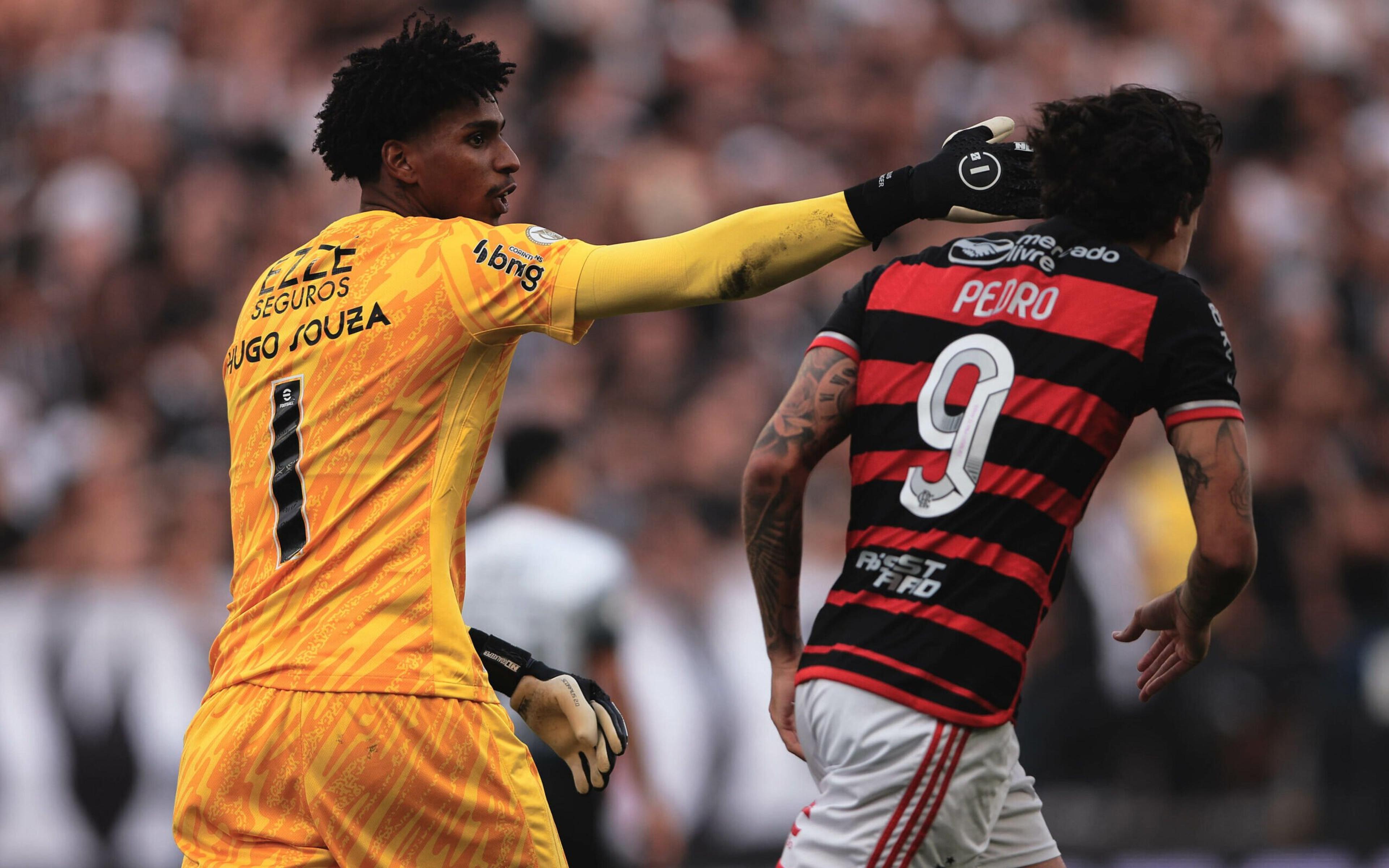 Corinthians aguarda Flamengo por Hugo Souza, e multa aumentará valor do negócio