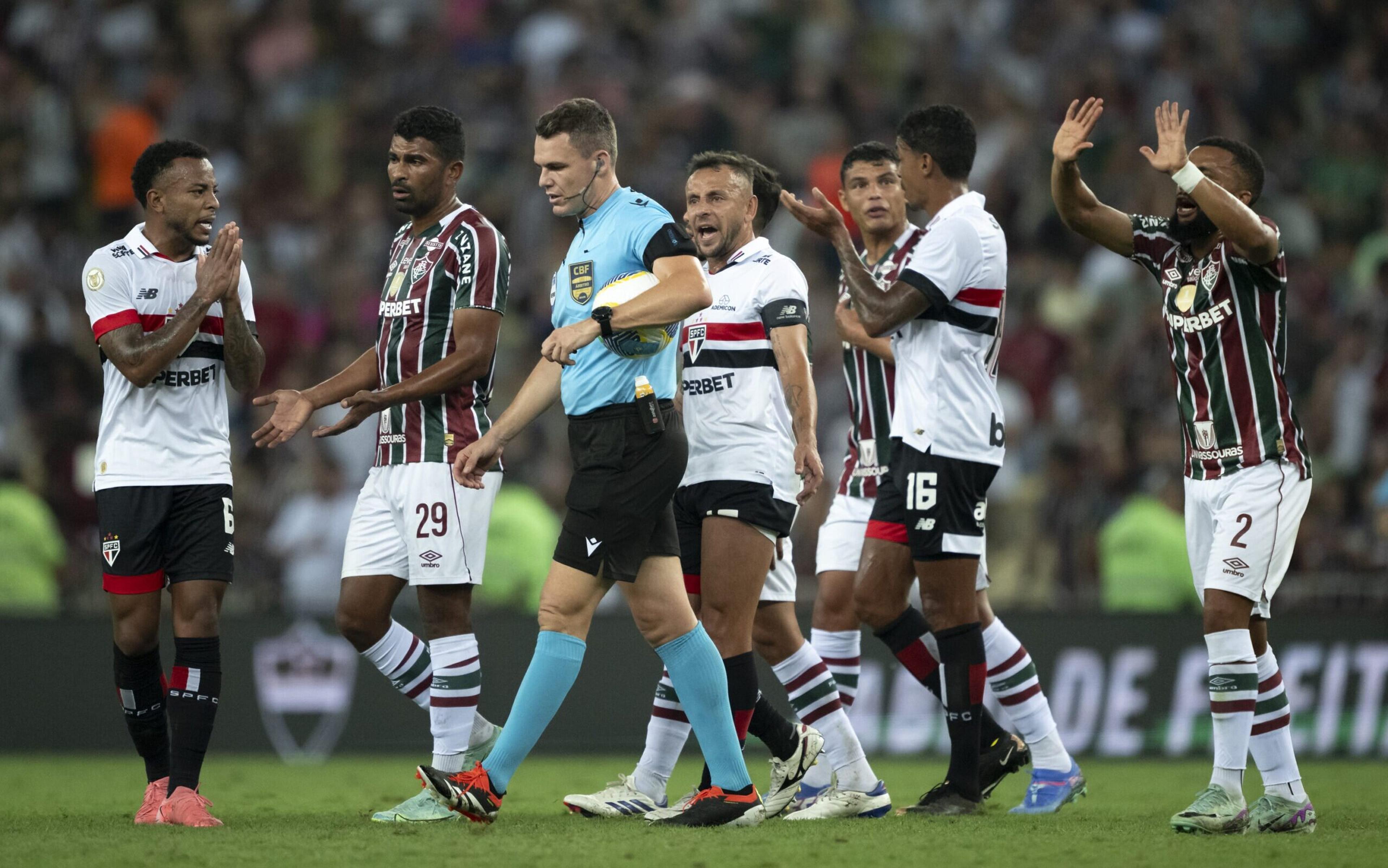 Árbitro de Fluminense x São Paulo é punido pelo STJD; entenda