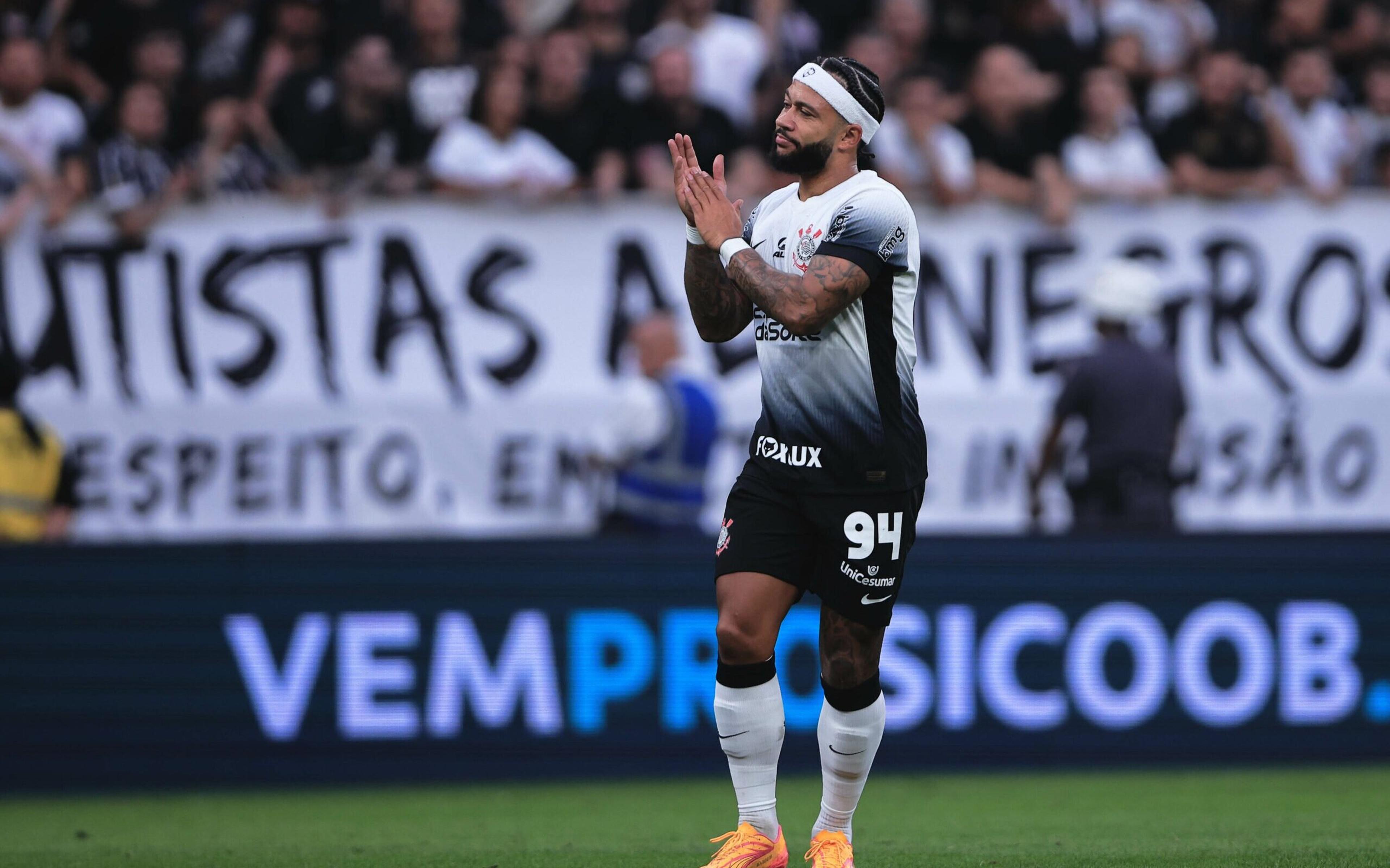 Corinthians paga Memphis em meio à incerteza sobre patrocínio