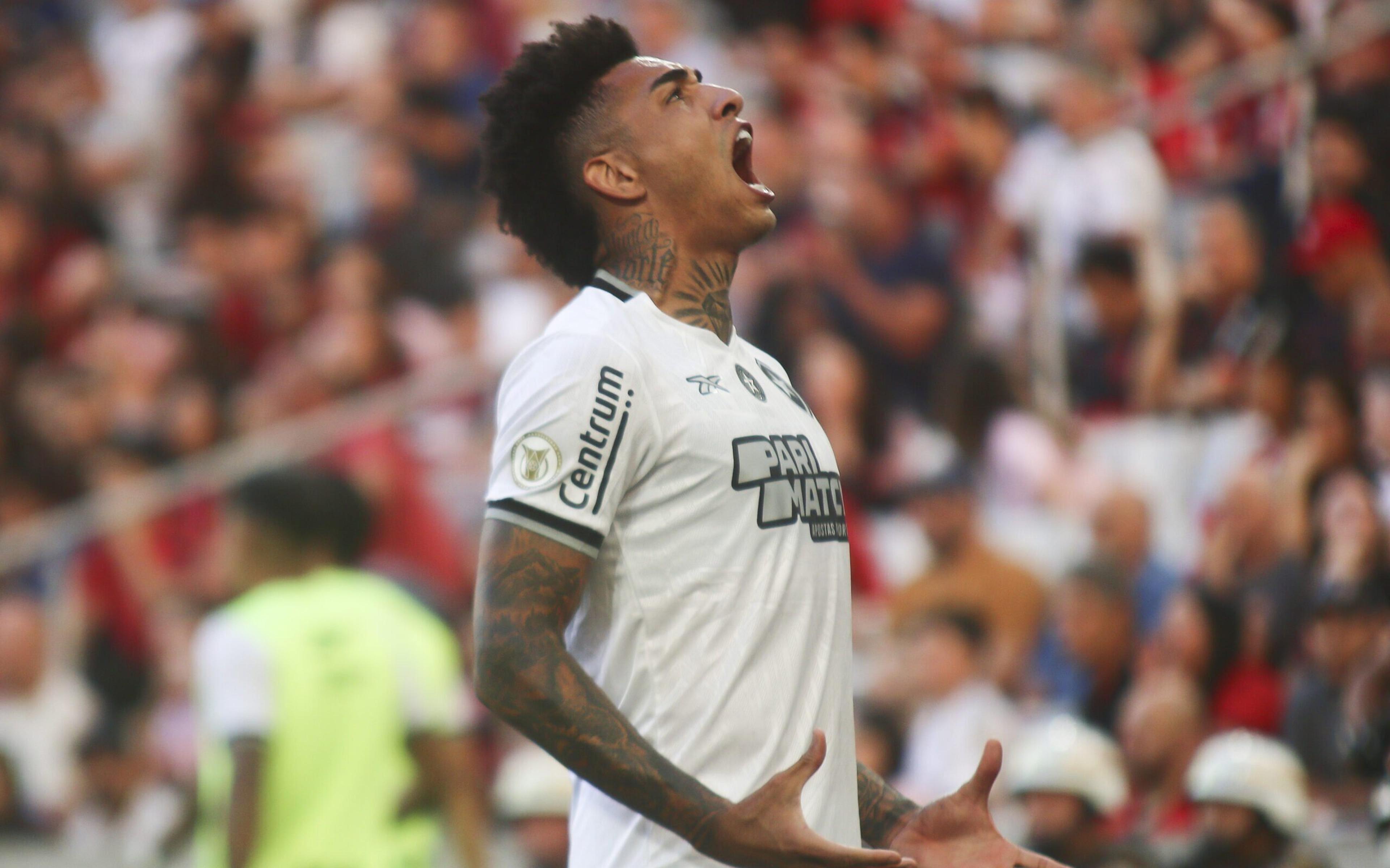 Igor Jesus decide, Botafogo vence o Athletico-PR  e amplia liderança no Brasileirão