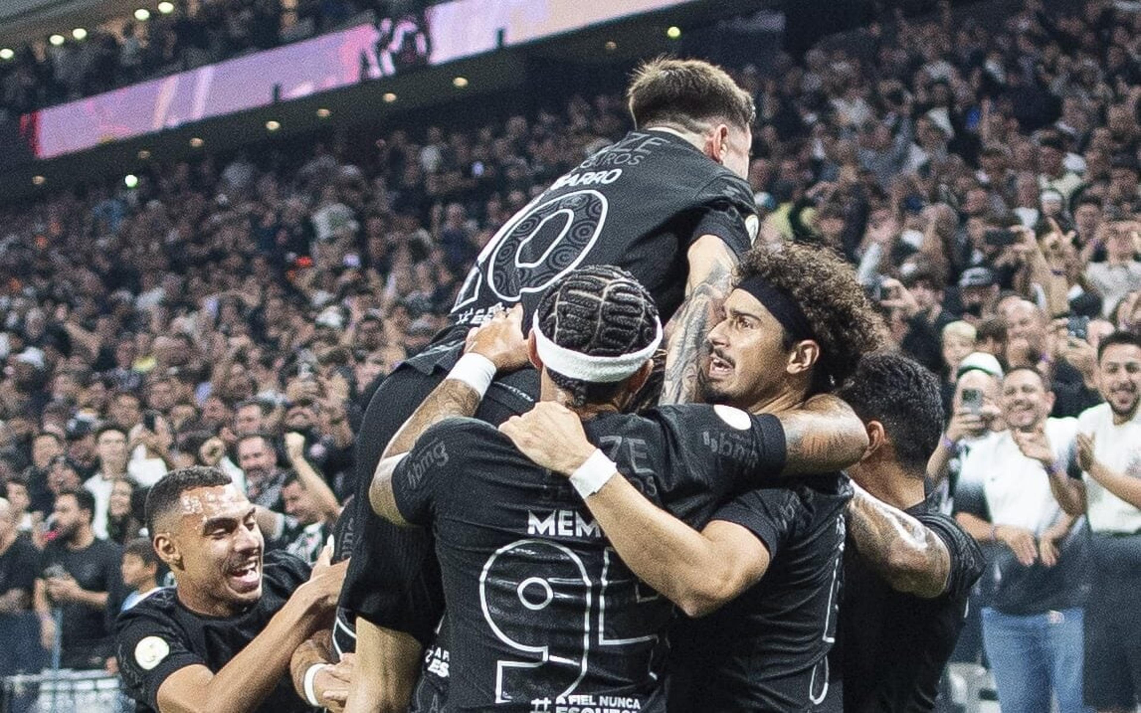 Corinthians goleia Athletico e deixa zona de rebaixamento do Brasileirão