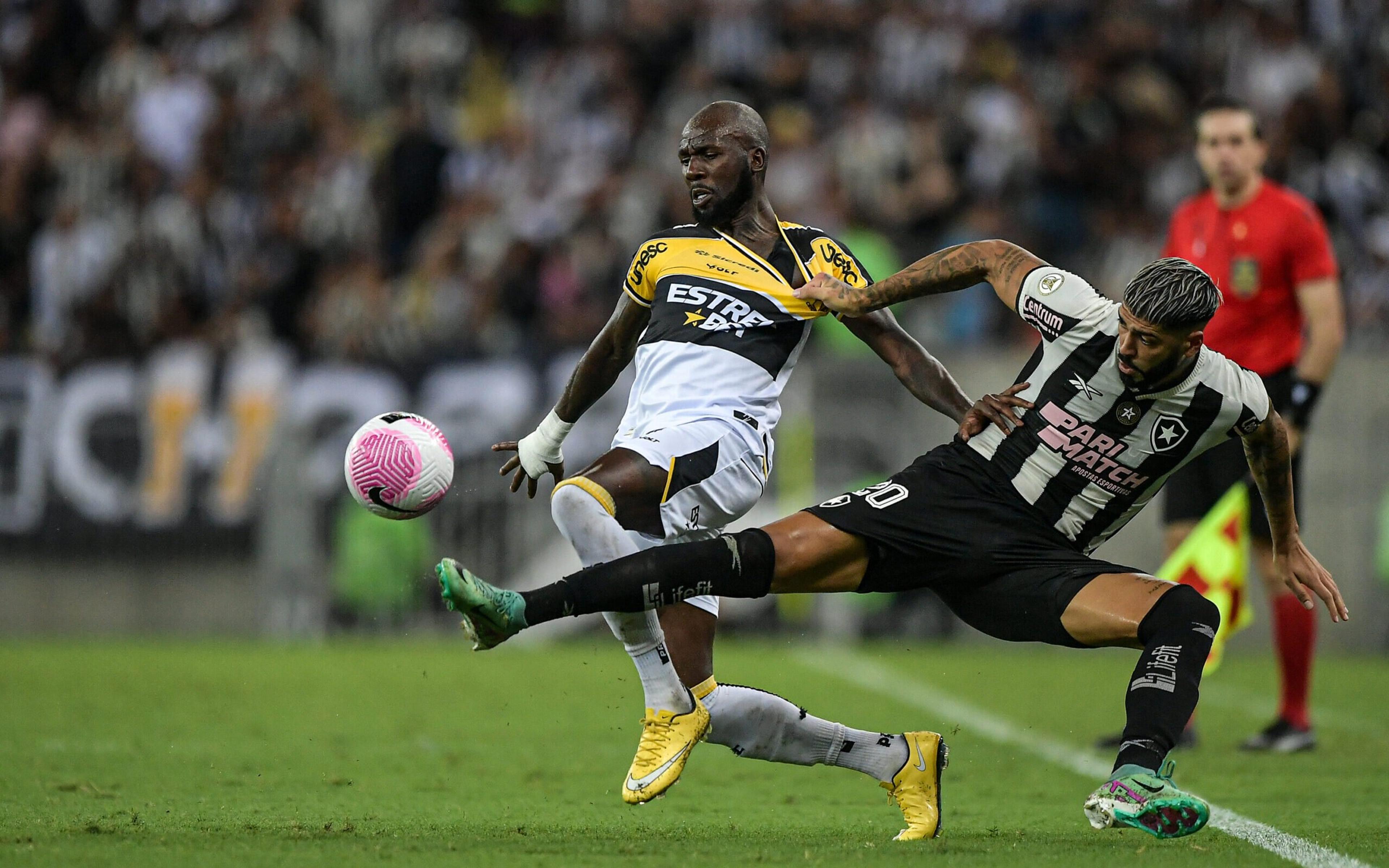 Botafogo só empata com Criciúma, mas se mantém líder do Brasileirão