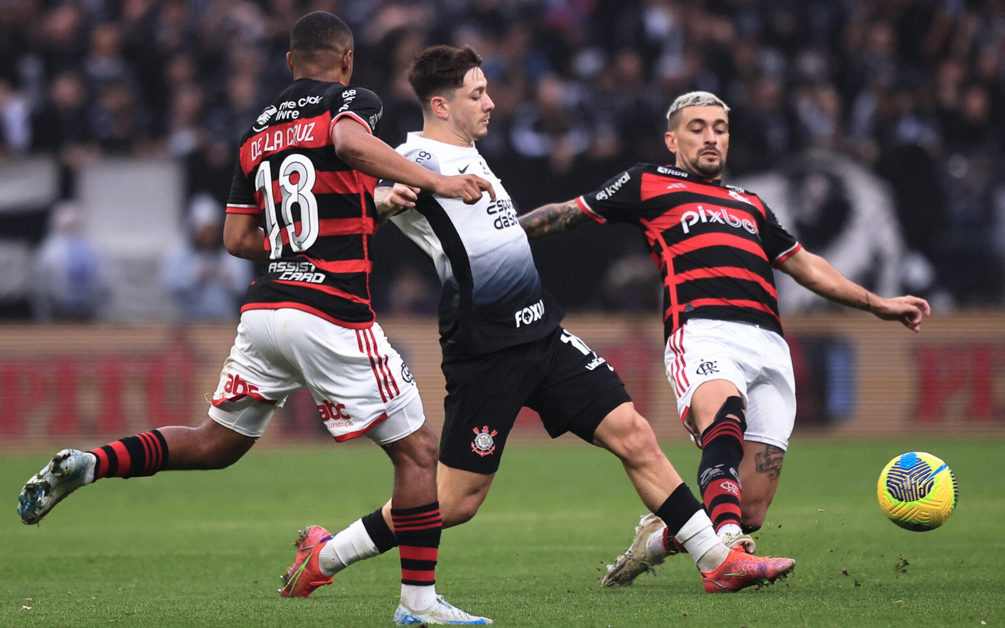 Flamengo segura Corinthians com um a menos e avança à final da Copa do Brasil