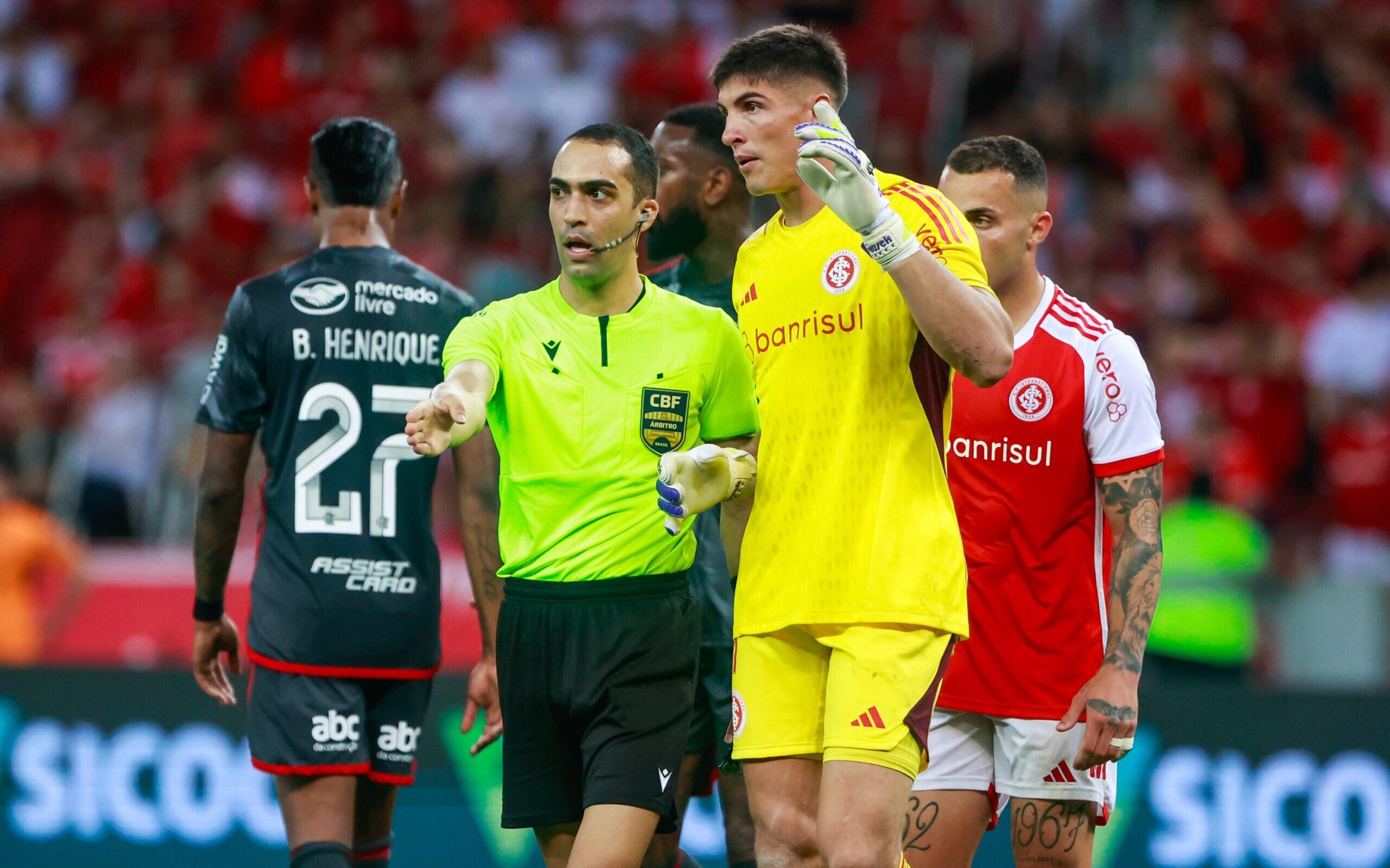 Comentarista aponta erro de arbitragem em Internacional e Flamengo