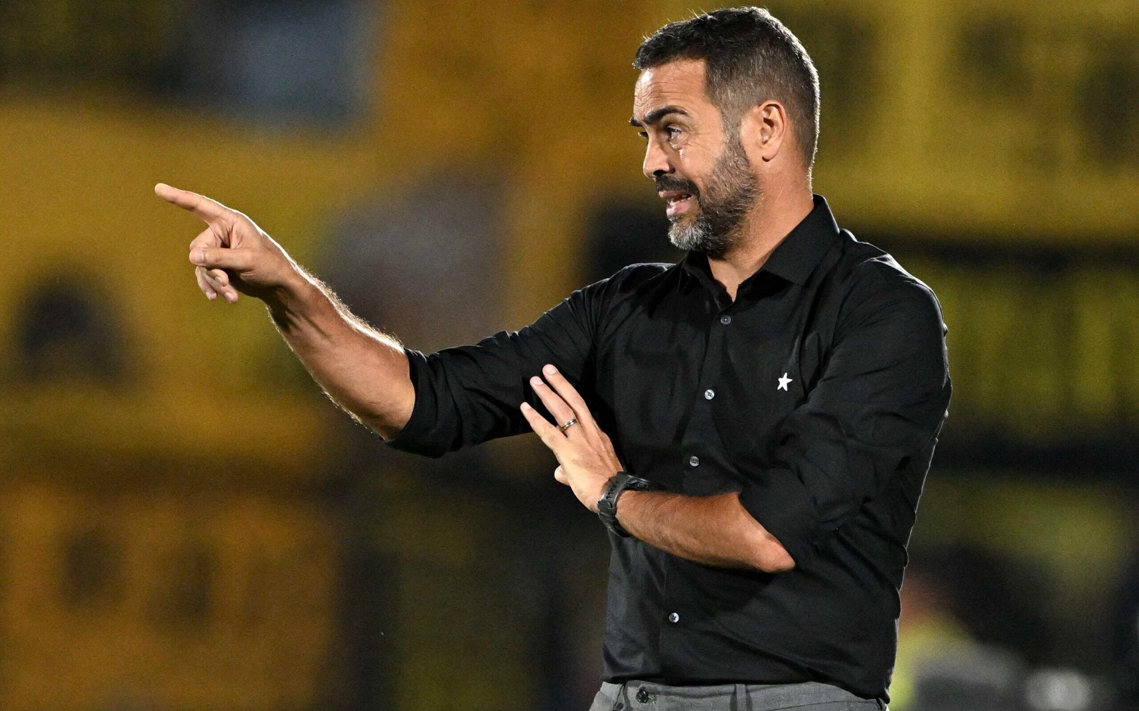 Técnico do Botafogo abre o jogo sobre ataque a ônibus: ‘Jogadores atingidos por pedras’