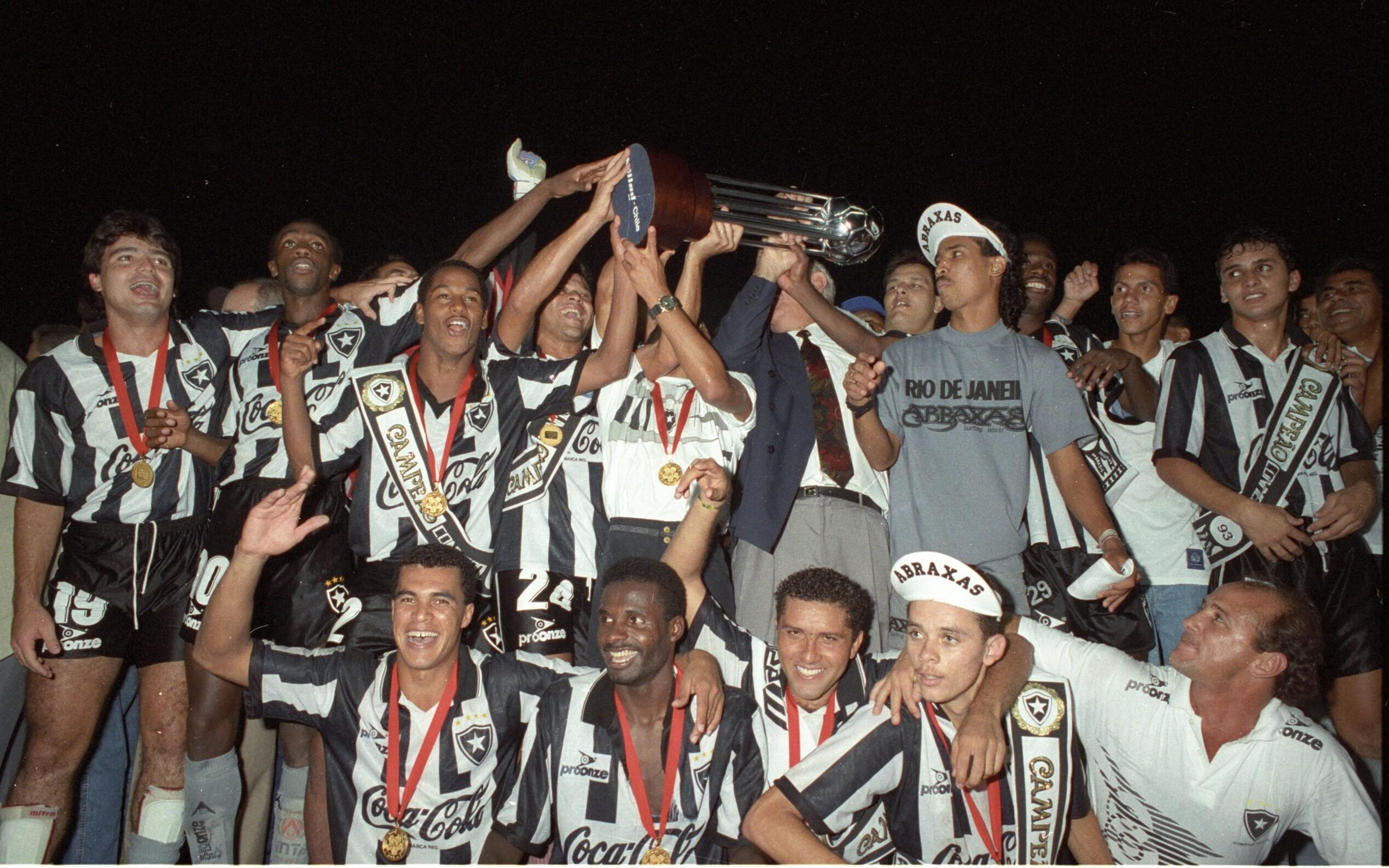 Artilheiro do Botafogo detalha bastidores de título em cima do Peñarol