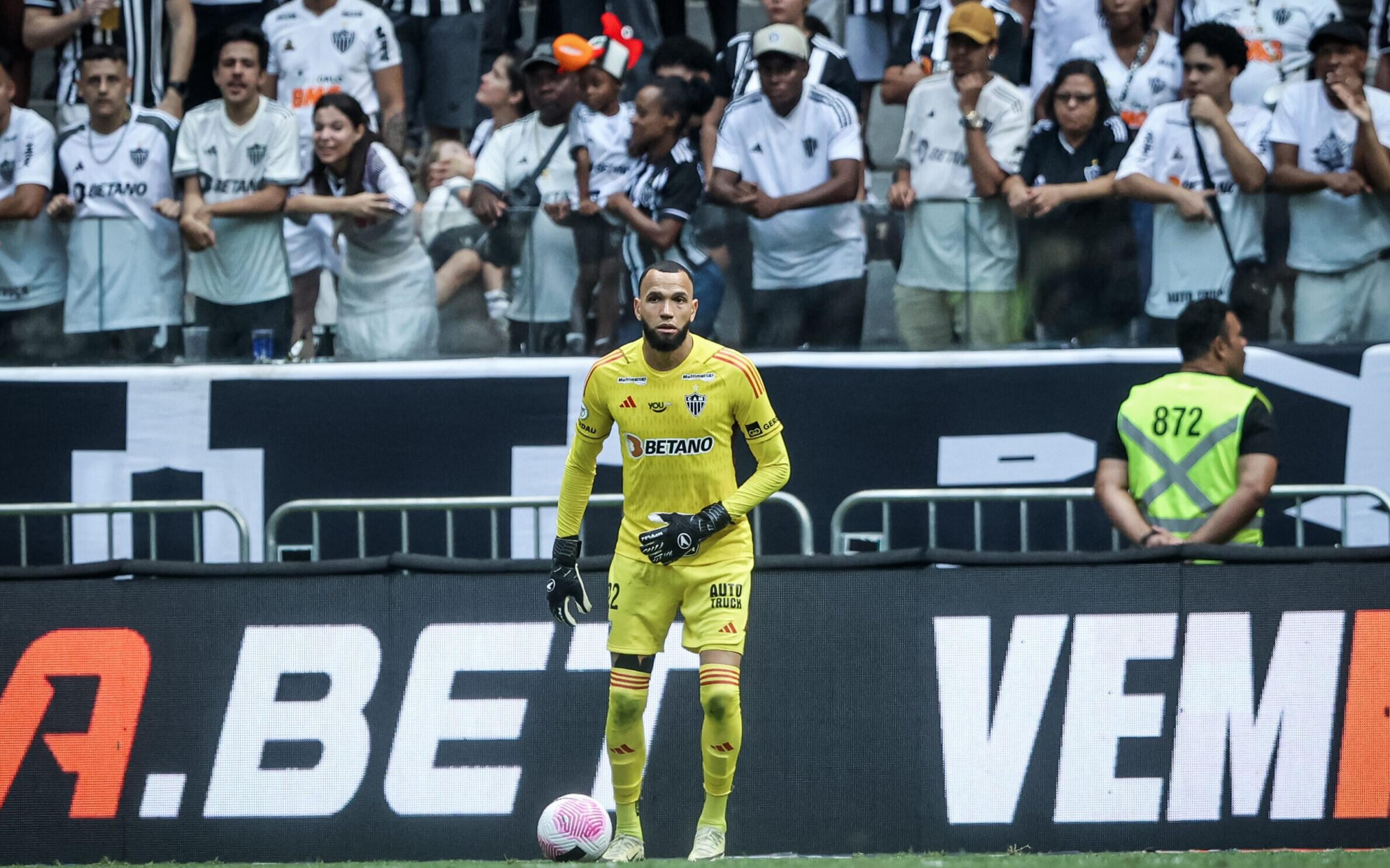 Torcedores vão à loucura com expulsão de Everson em Atlético-MG x Vitória