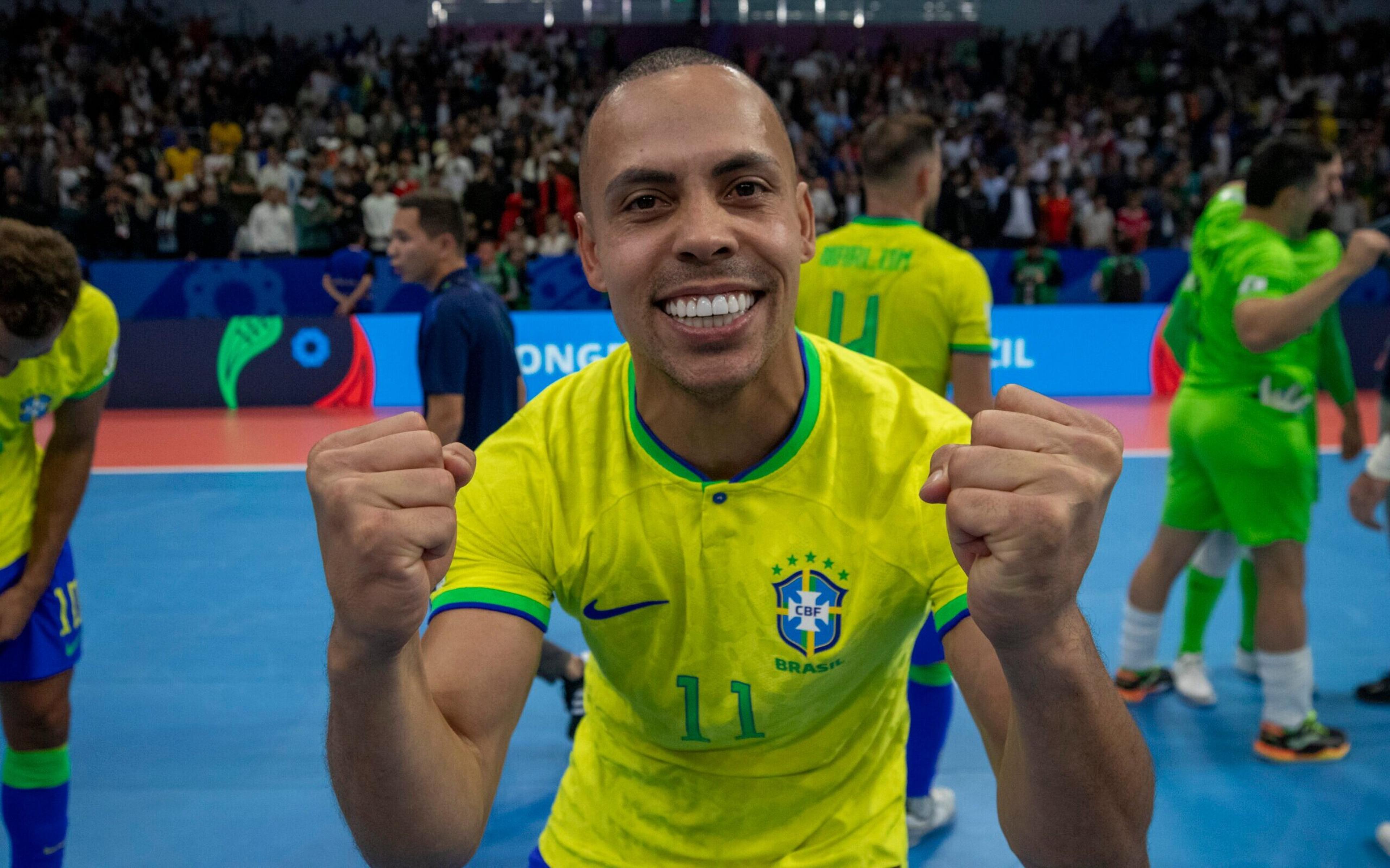 Autor do primeiro gol, Ferrão exalta título do Brasil no futsal: ‘Alegria para o povo brasileiro’