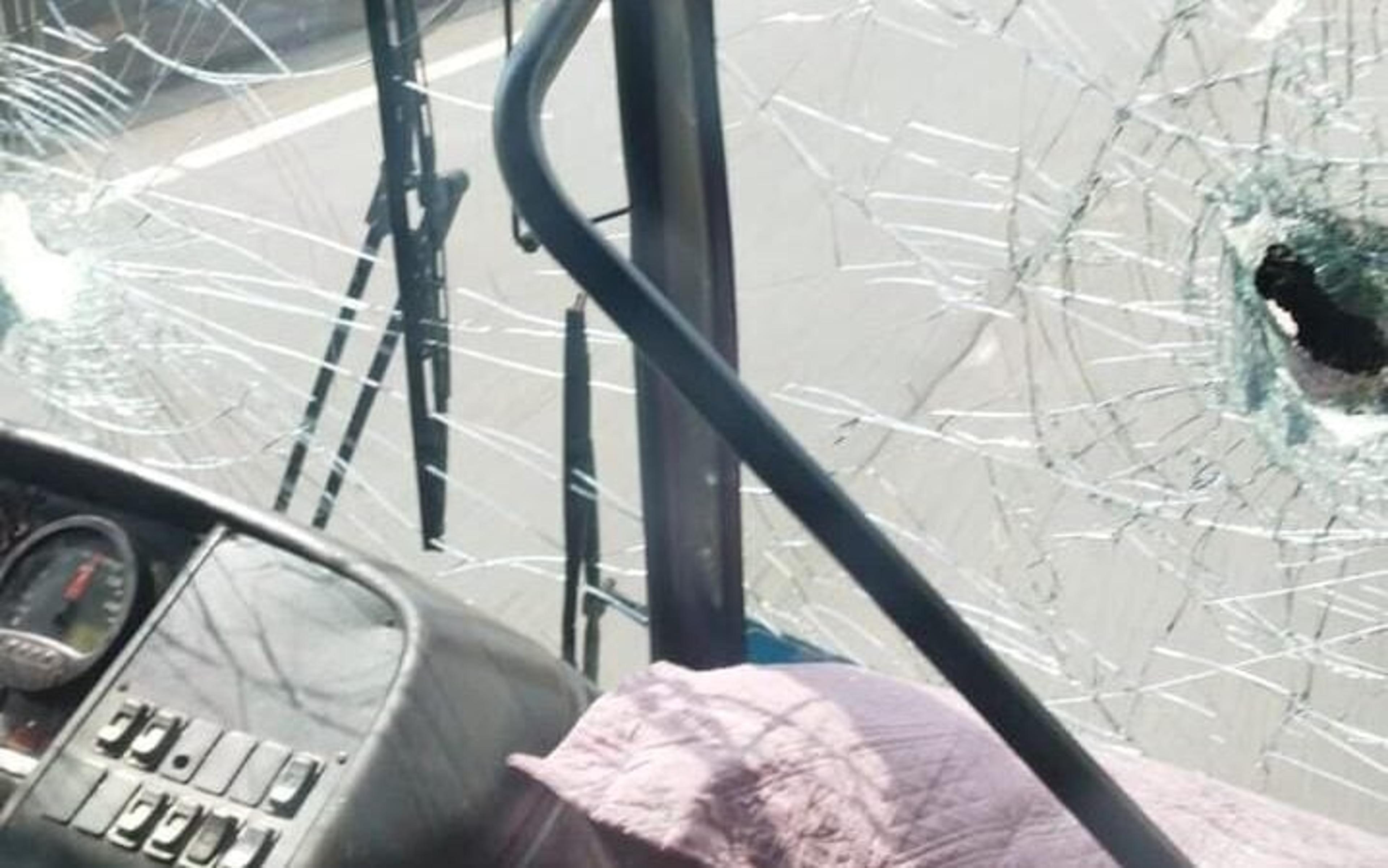 Ônibus com torcedores do Athletico sofre emboscada antes do jogo com o Corinthians