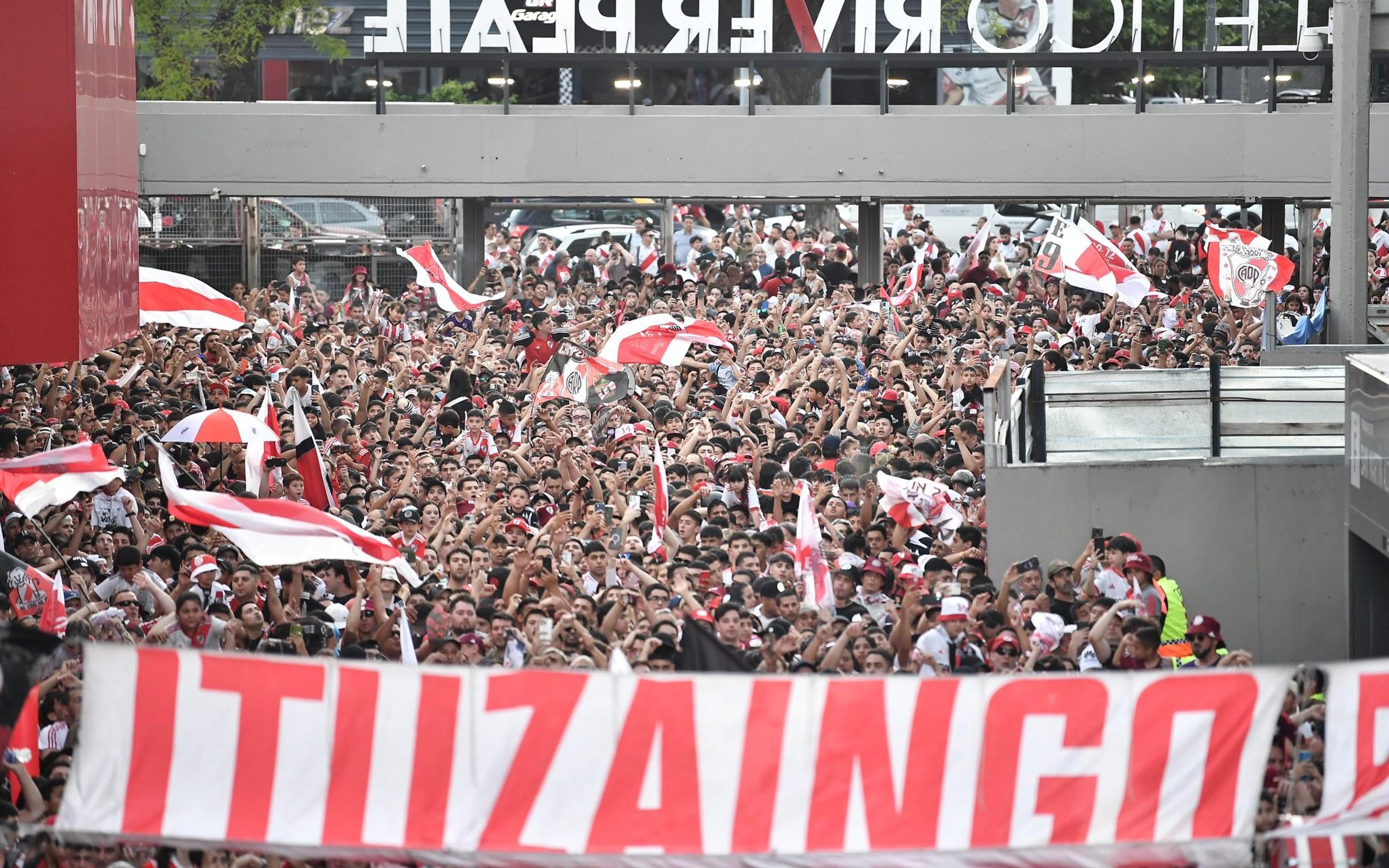 Torcida do River faz grande festa antes de enfrentar o Atlético-MG