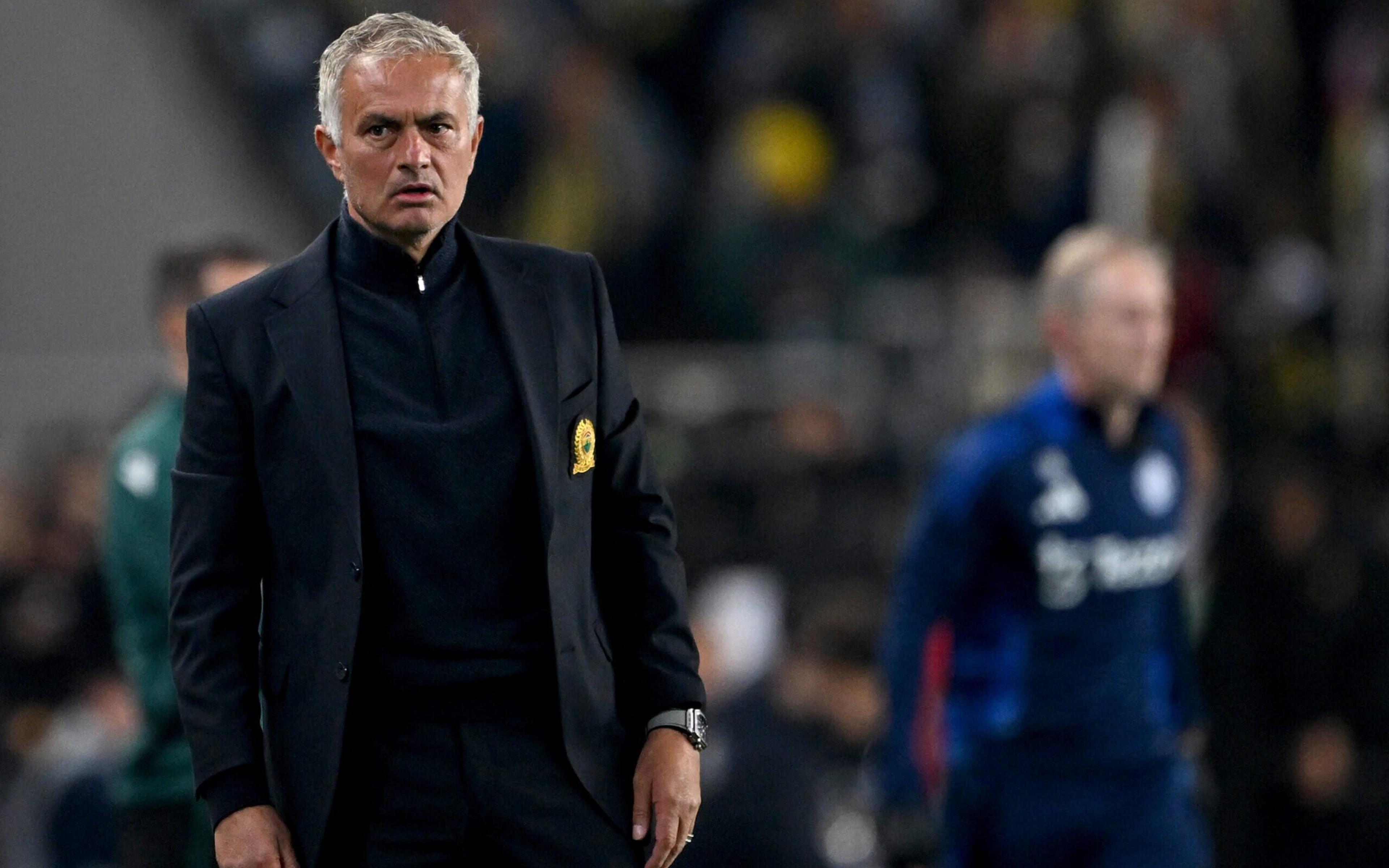 Mourinho detona árbitro após expulsão: ‘Ele me disse algo incrível’