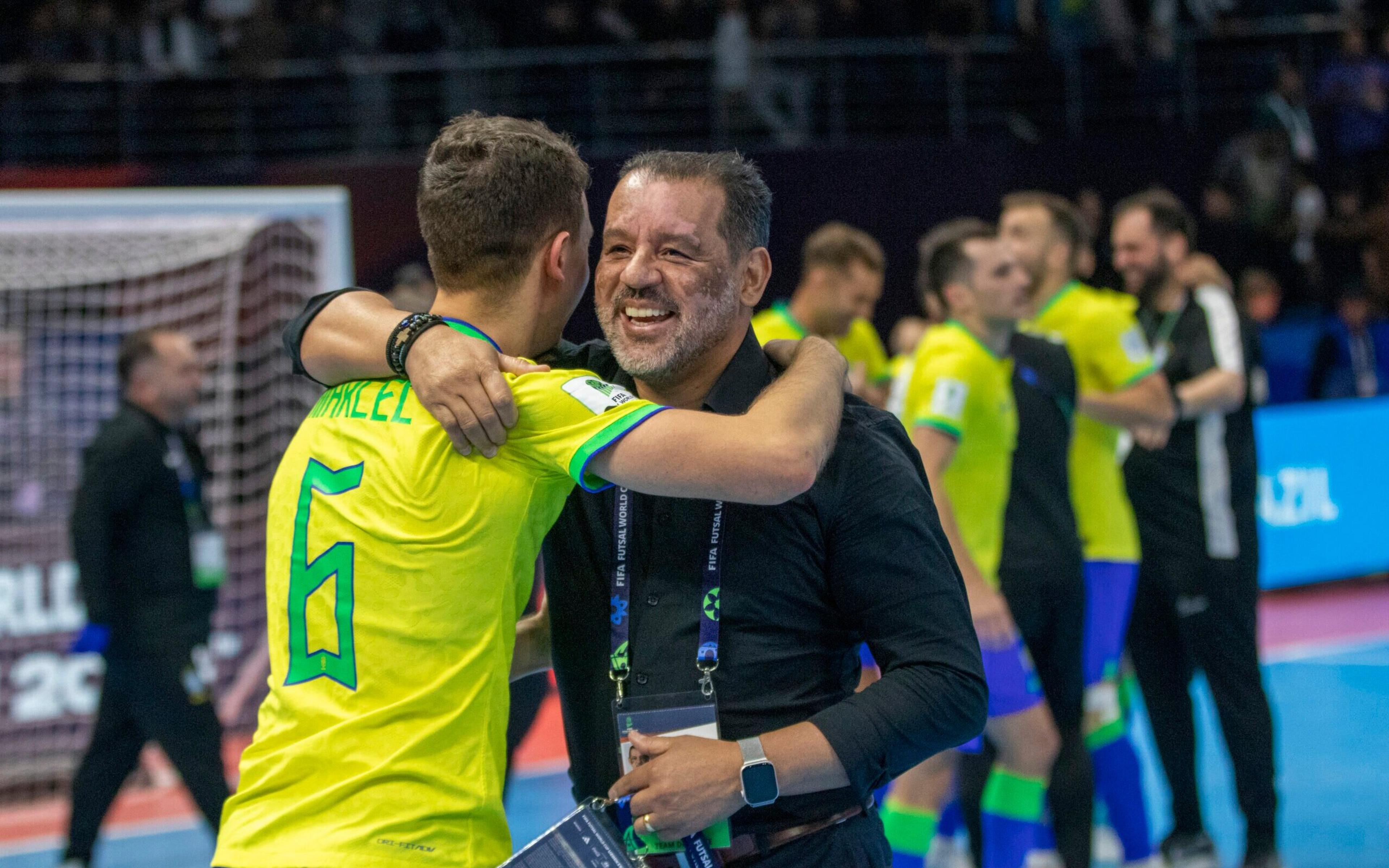 Técnico da Seleção Brasileira relembra ‘críticas implacáveis’ no caminho até o título mundial de futsal