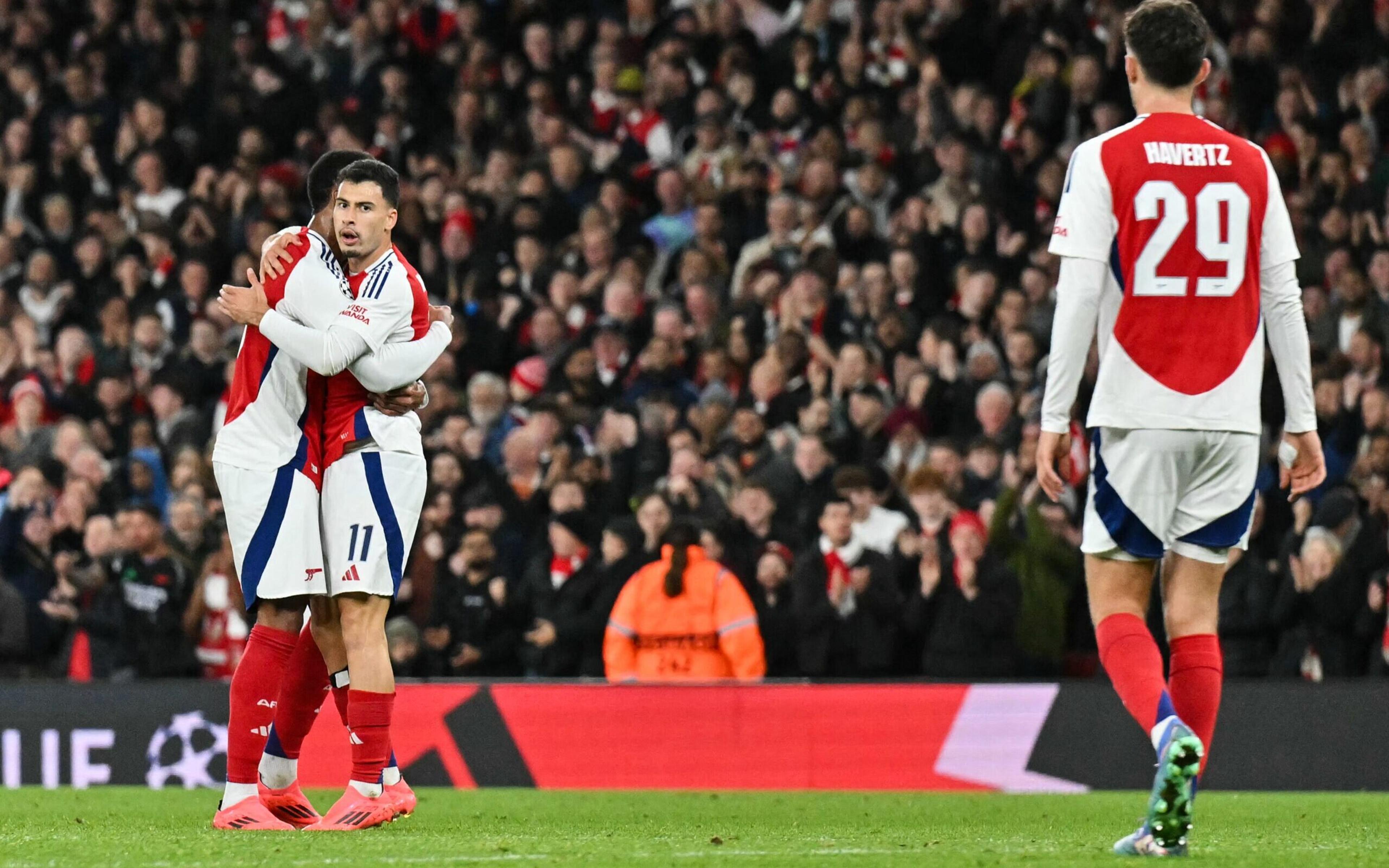 Arsenal sofre no fim, mas vence Shakhtar e entra no G-8 da Champions League