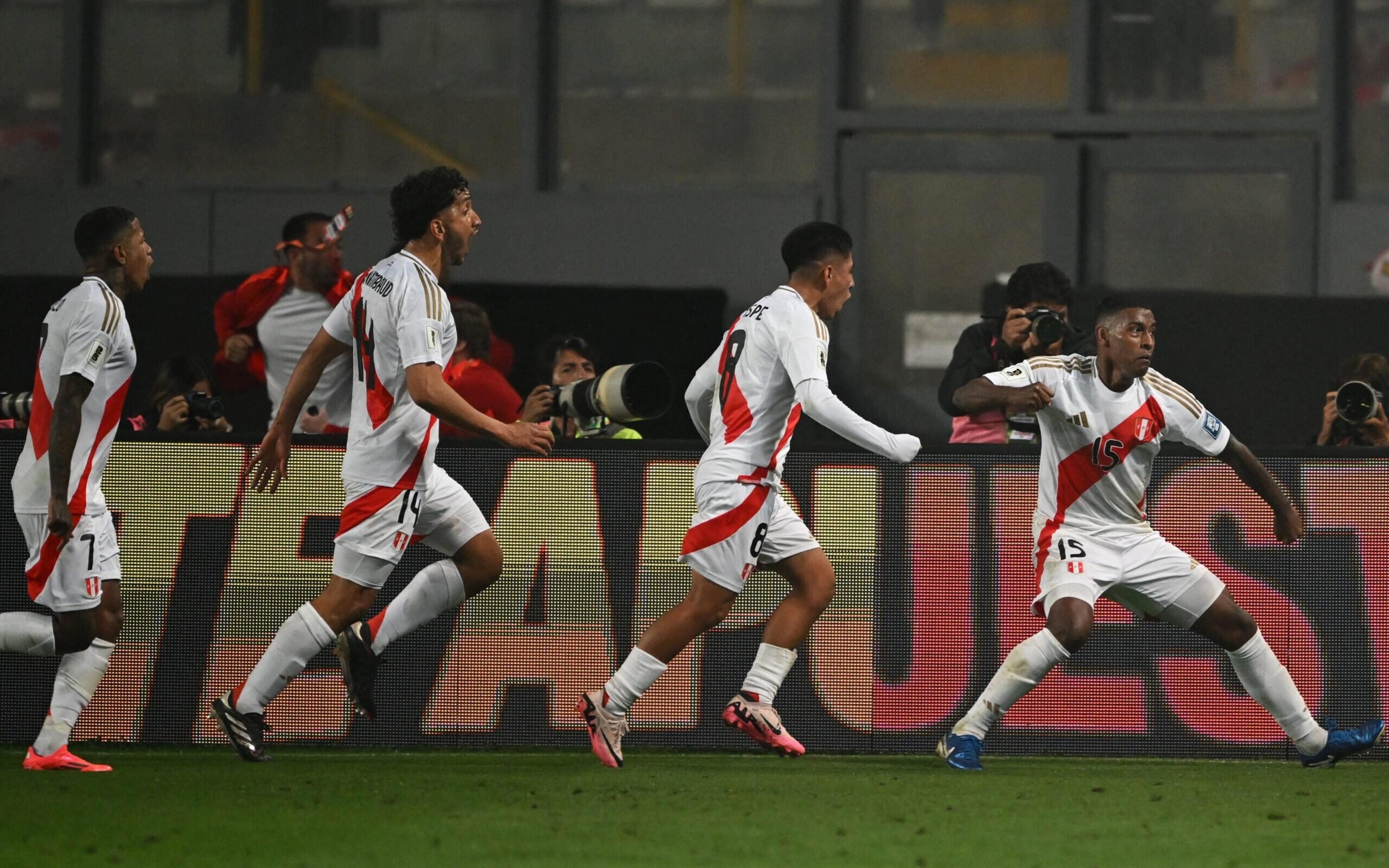 Com frango de Rochet, Peru vence Uruguai nas Eliminatórias