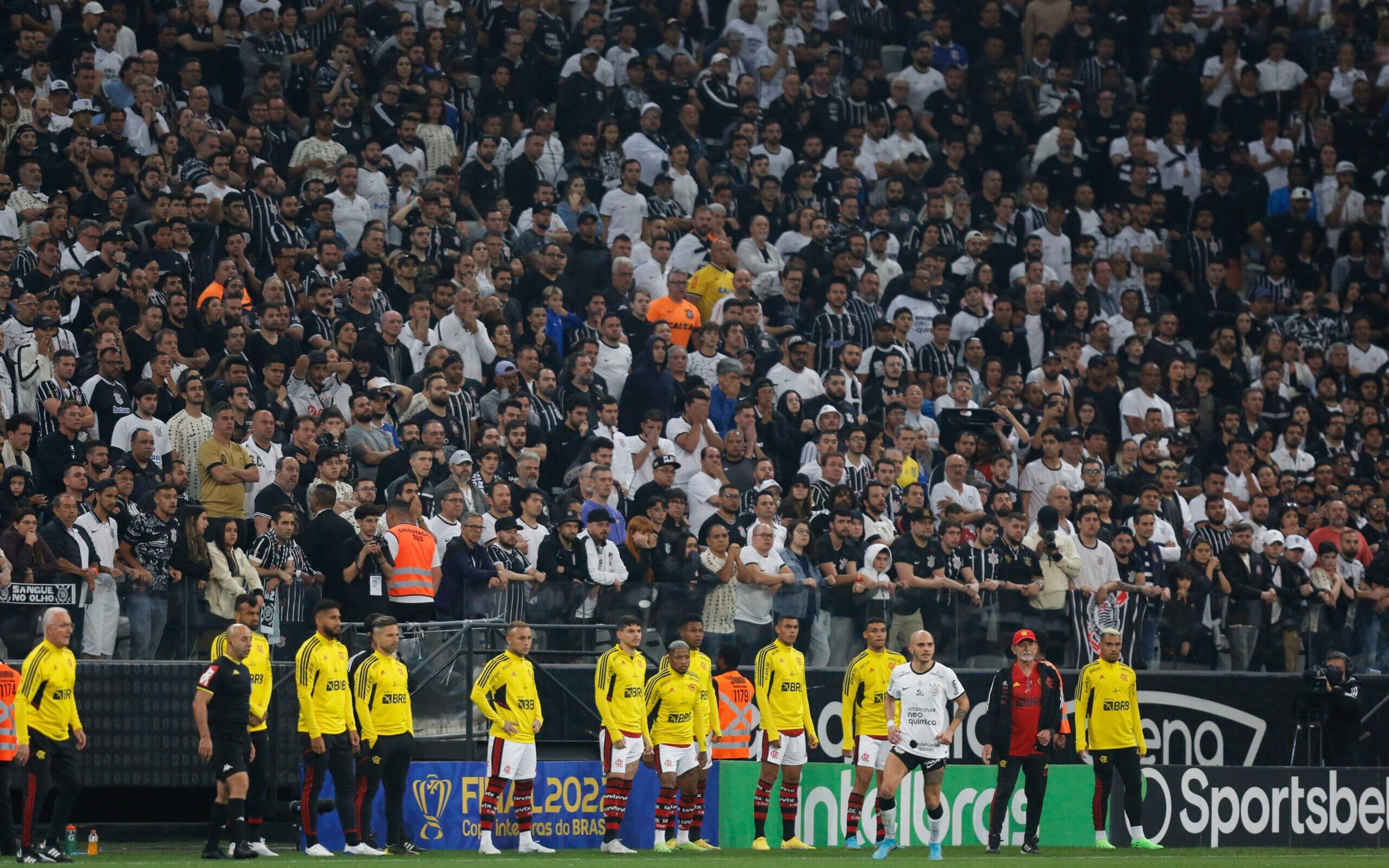 Mauro Cezar manda recado a torcida do Corinthians: ‘Estádio cheio, torcida calada’