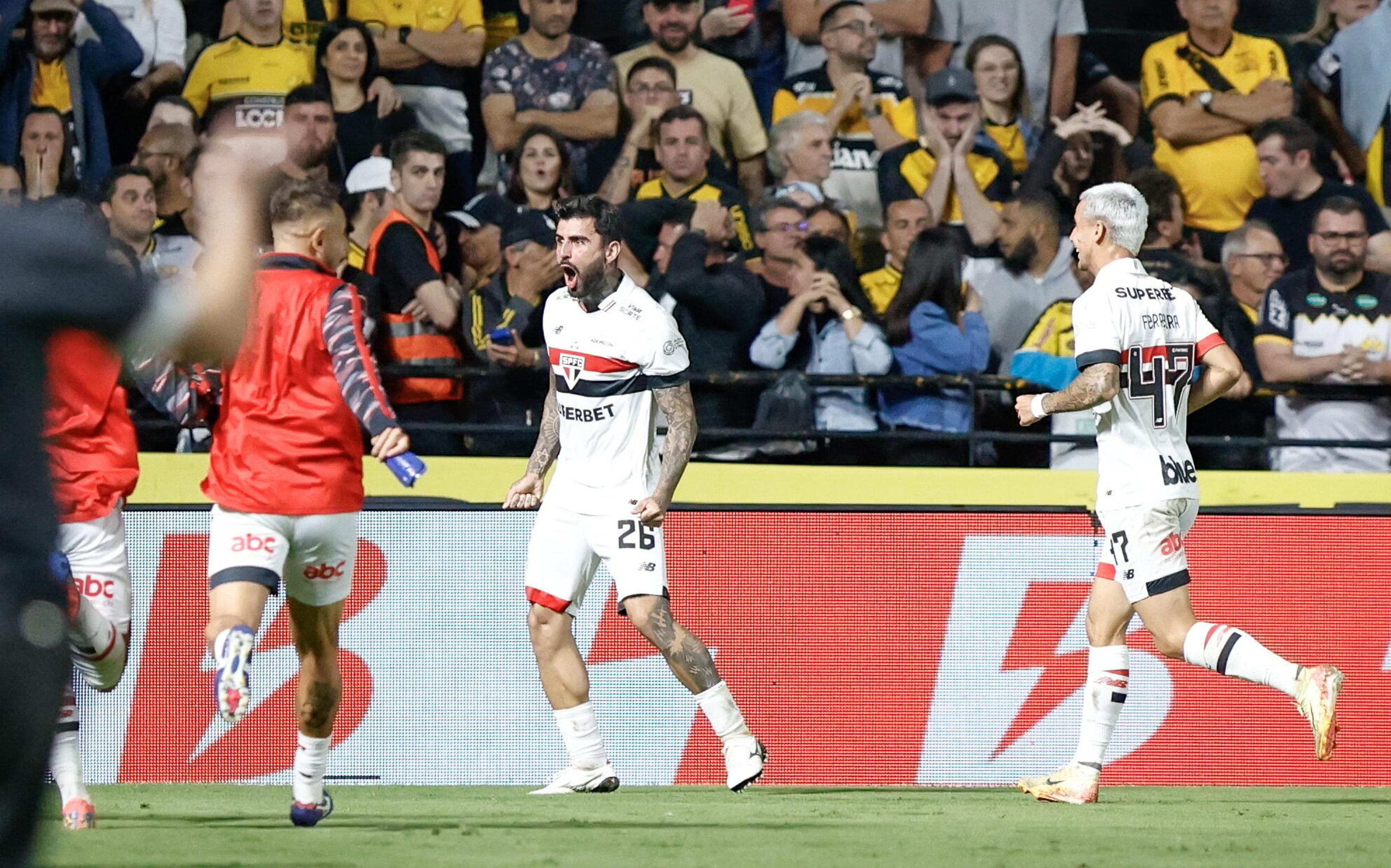 São Paulo empata com Criciúma no final do jogo e segue vivo na briga pelo G4