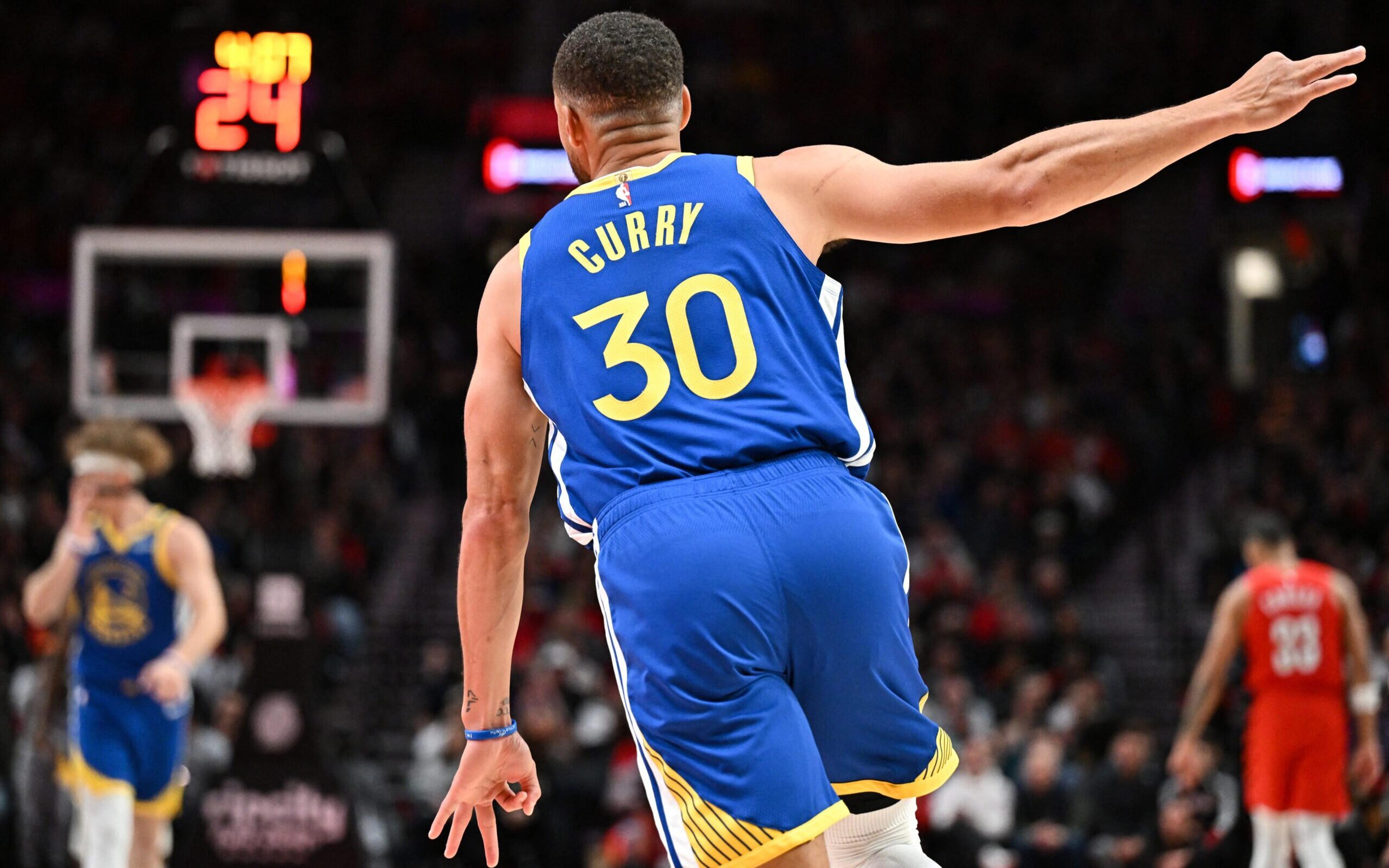 Curry vê coadjuvantes brilharem em estreia de boas notícias para o Warriors na NBA