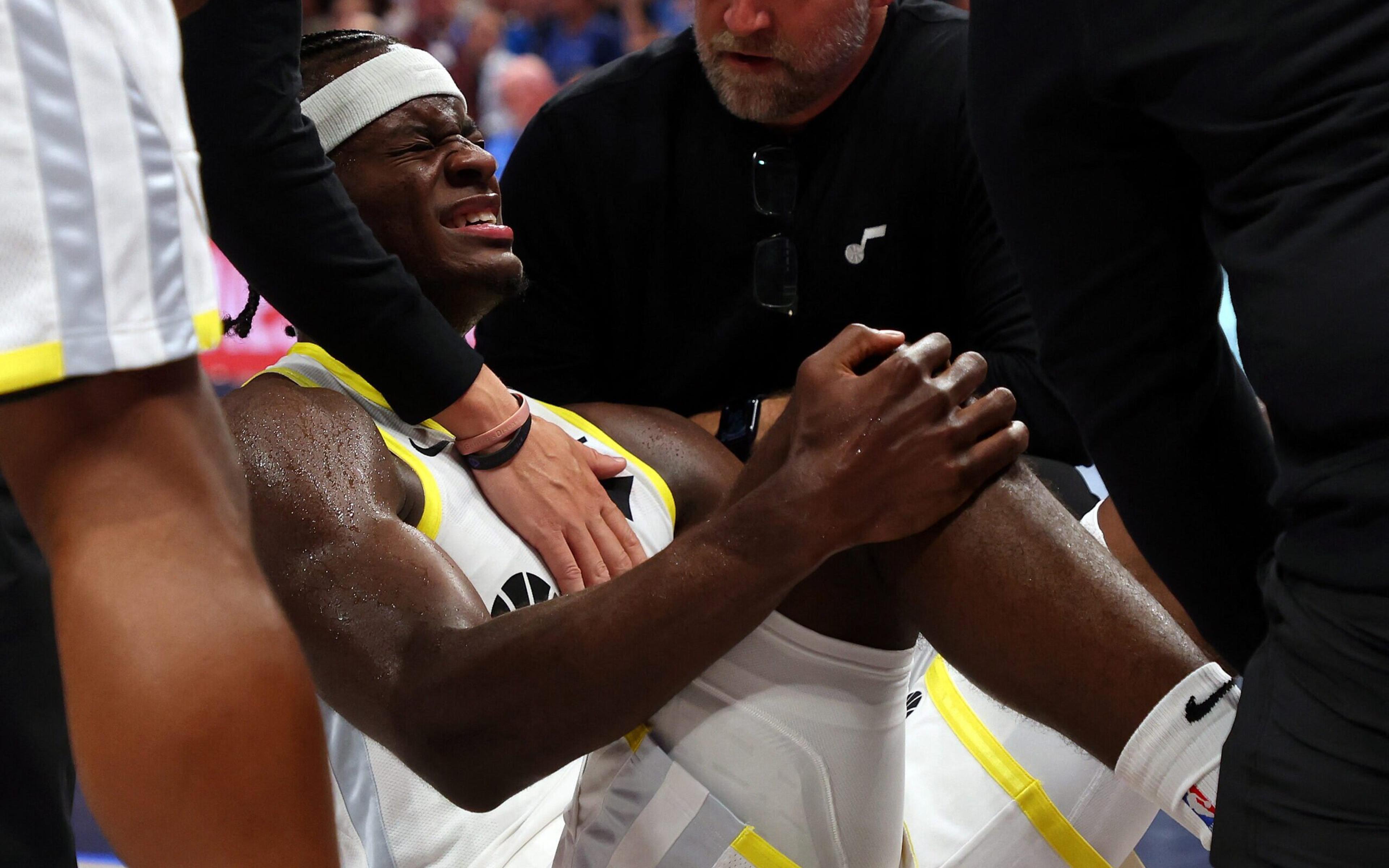 Jogador da NBA sofre lesão bizarra e sai da quadra de maca; veja vídeo