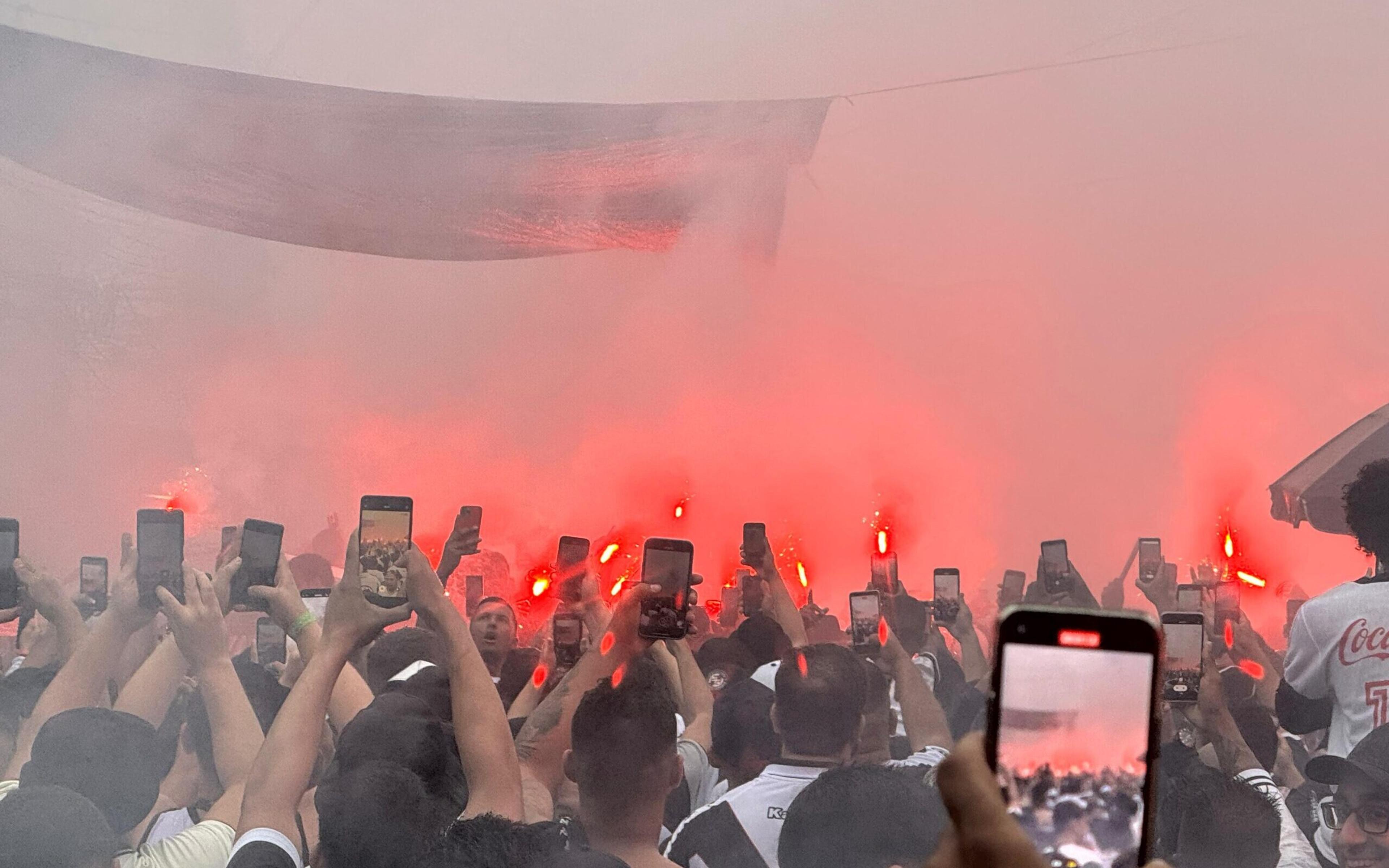 Rua de fogo, tentativa de invasão e festa: clima de Vasco x Atlético-MG