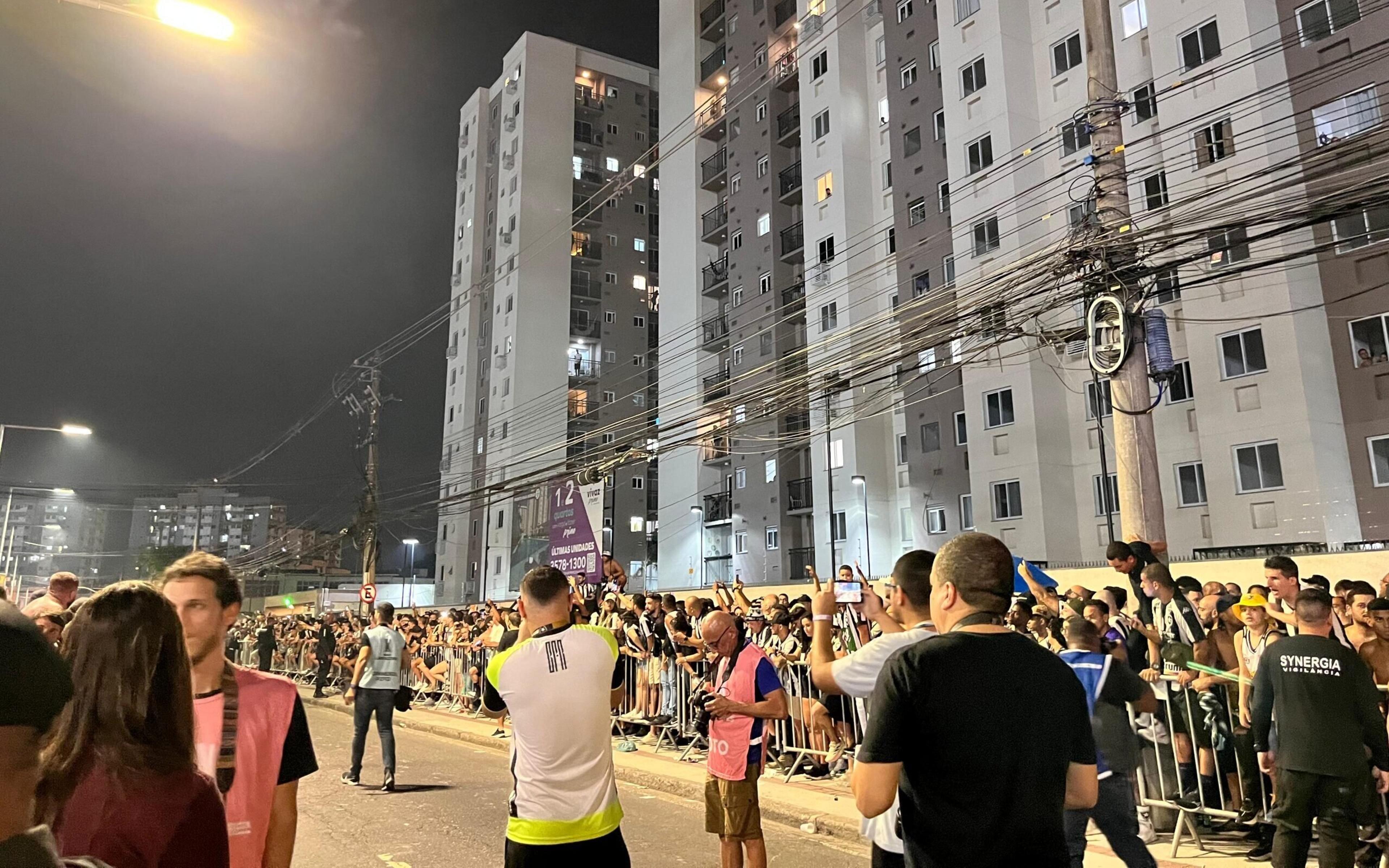 Rua de fogo e faixas de apoio: confira a chegada do Botafogo