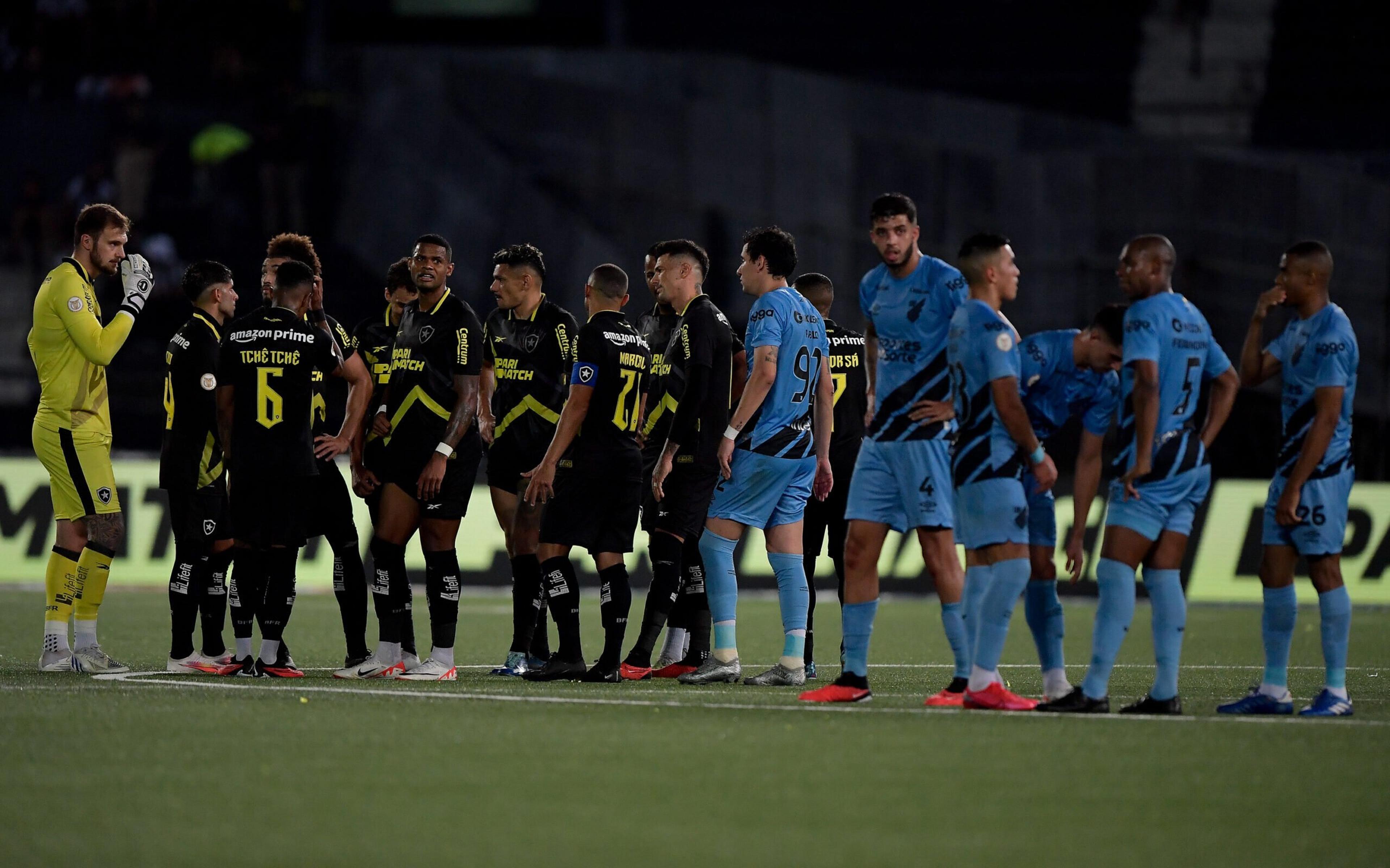 Há quase um ano, Botafogo e Athletico-PR protagonizaram ‘jogo que durou dois dias’