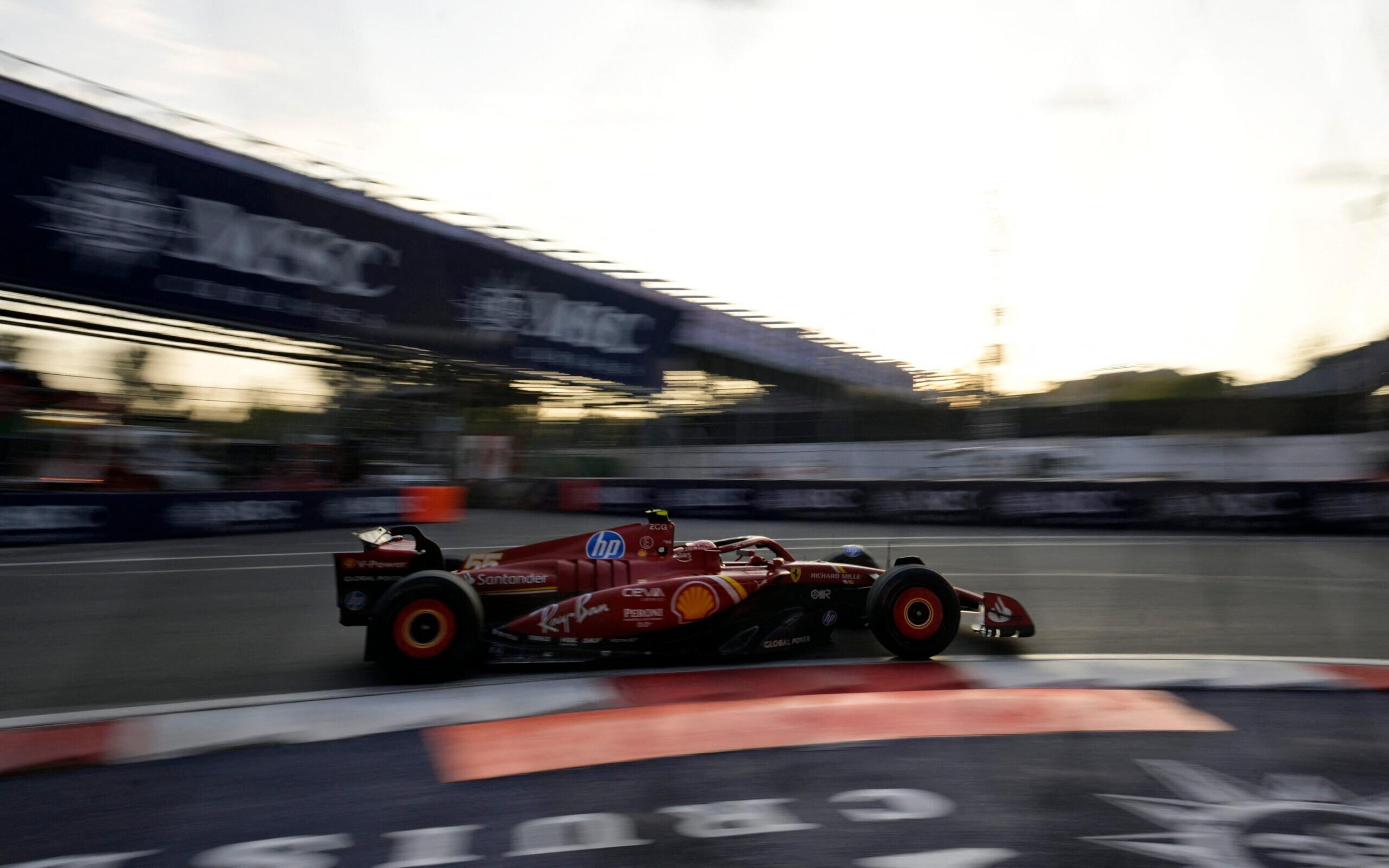 Sainz lidera TL2 interminável na Cidade do México. Russell bate e Verstappen abandona