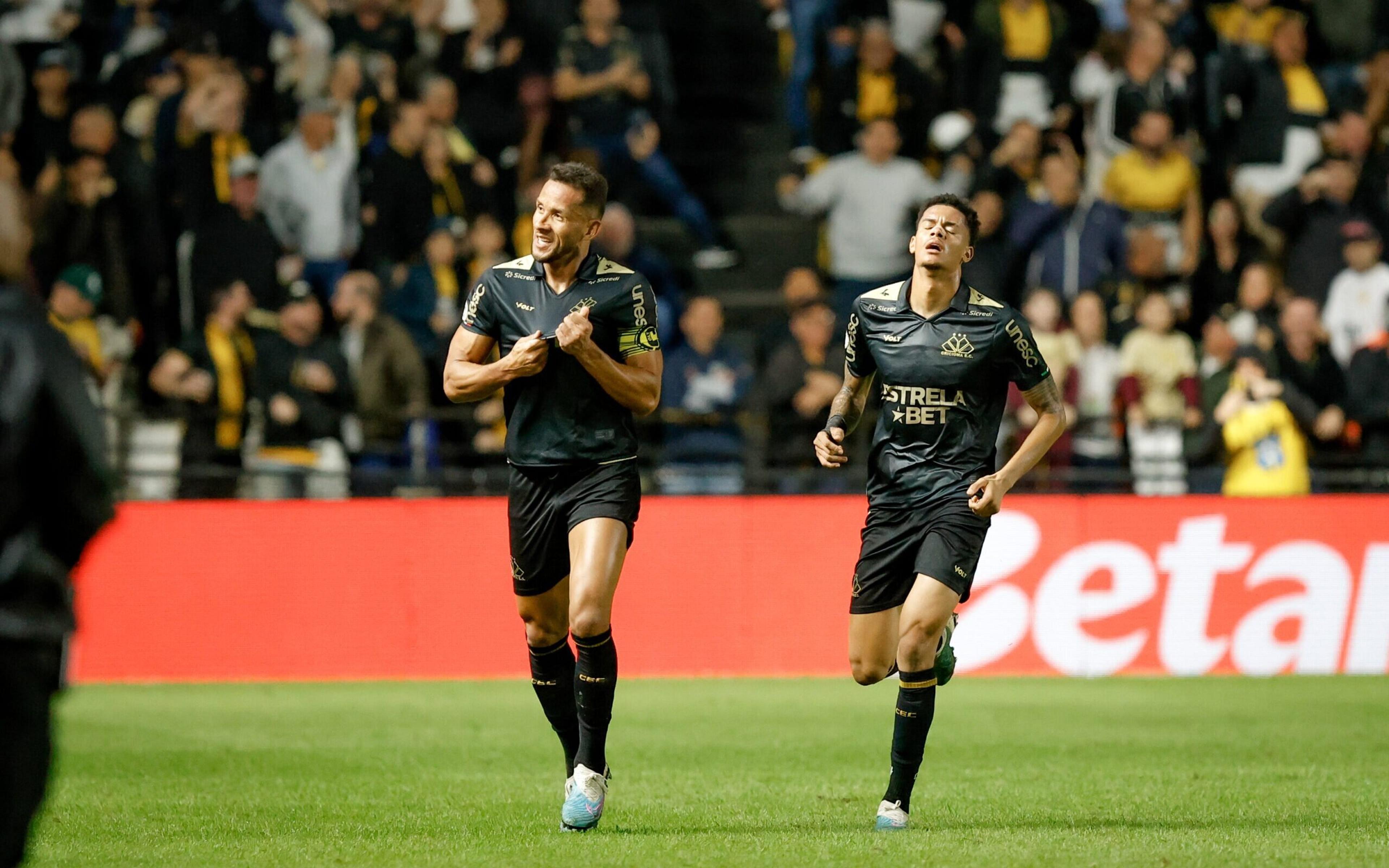 Criciúma vence o Atlético-GO e respira na briga contra o rebaixamento no Brasileirão