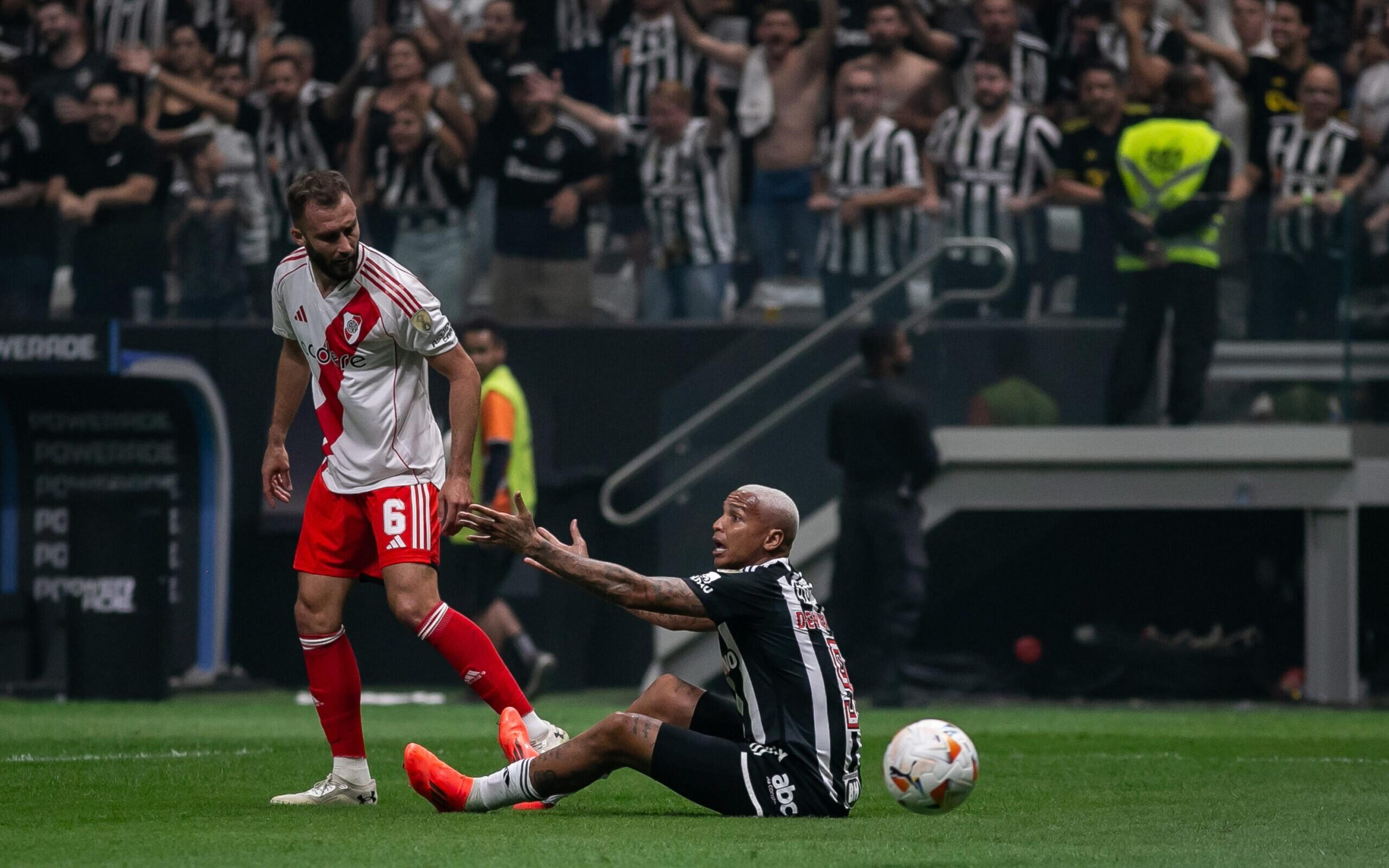 Cena de Deyverson em Atlético-MG x River Plate diverte internautas: ‘Showman’