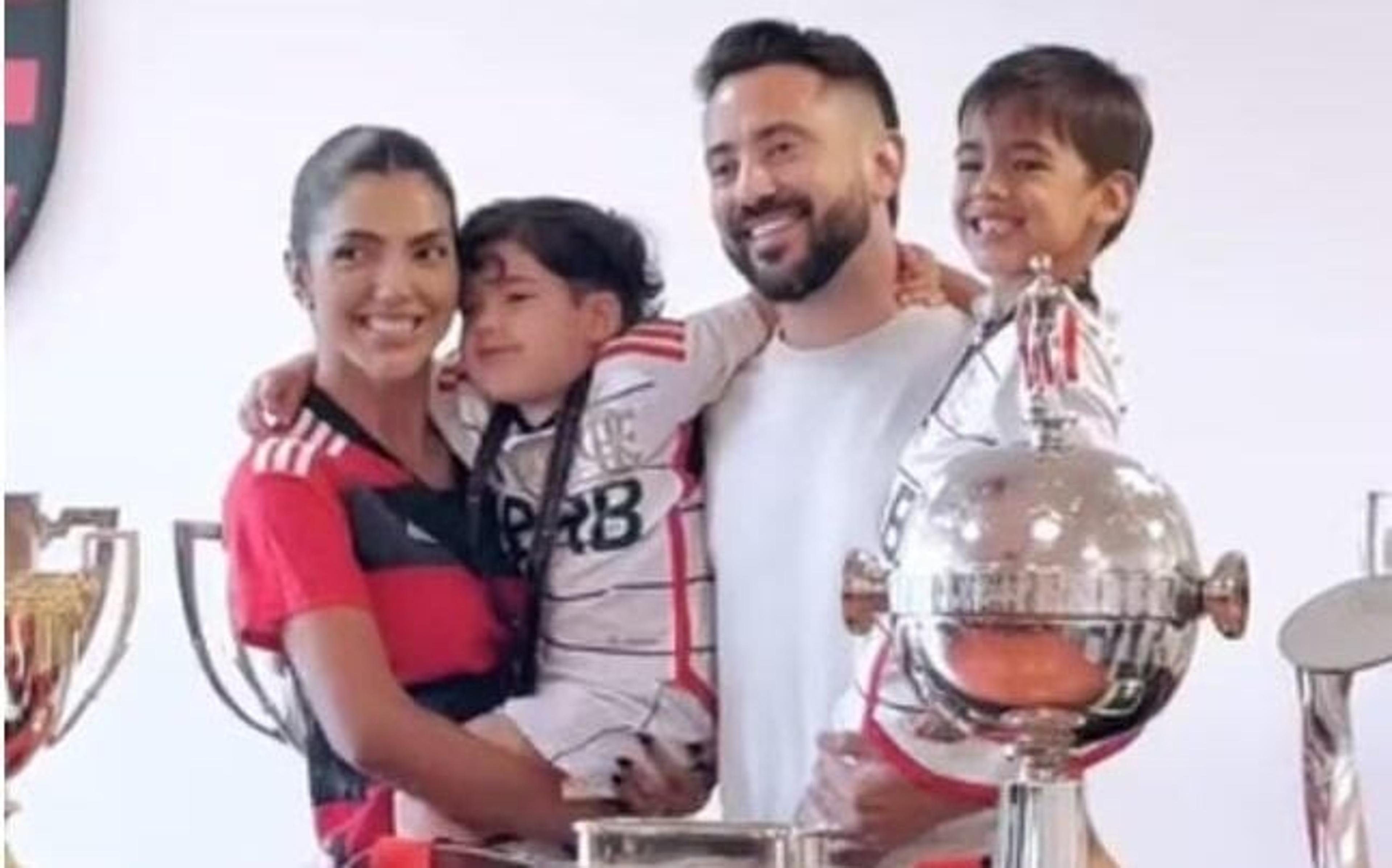 Filhos de Everton Ribeiro,”Totói” e “Guto”, recebem presente do Flamengo