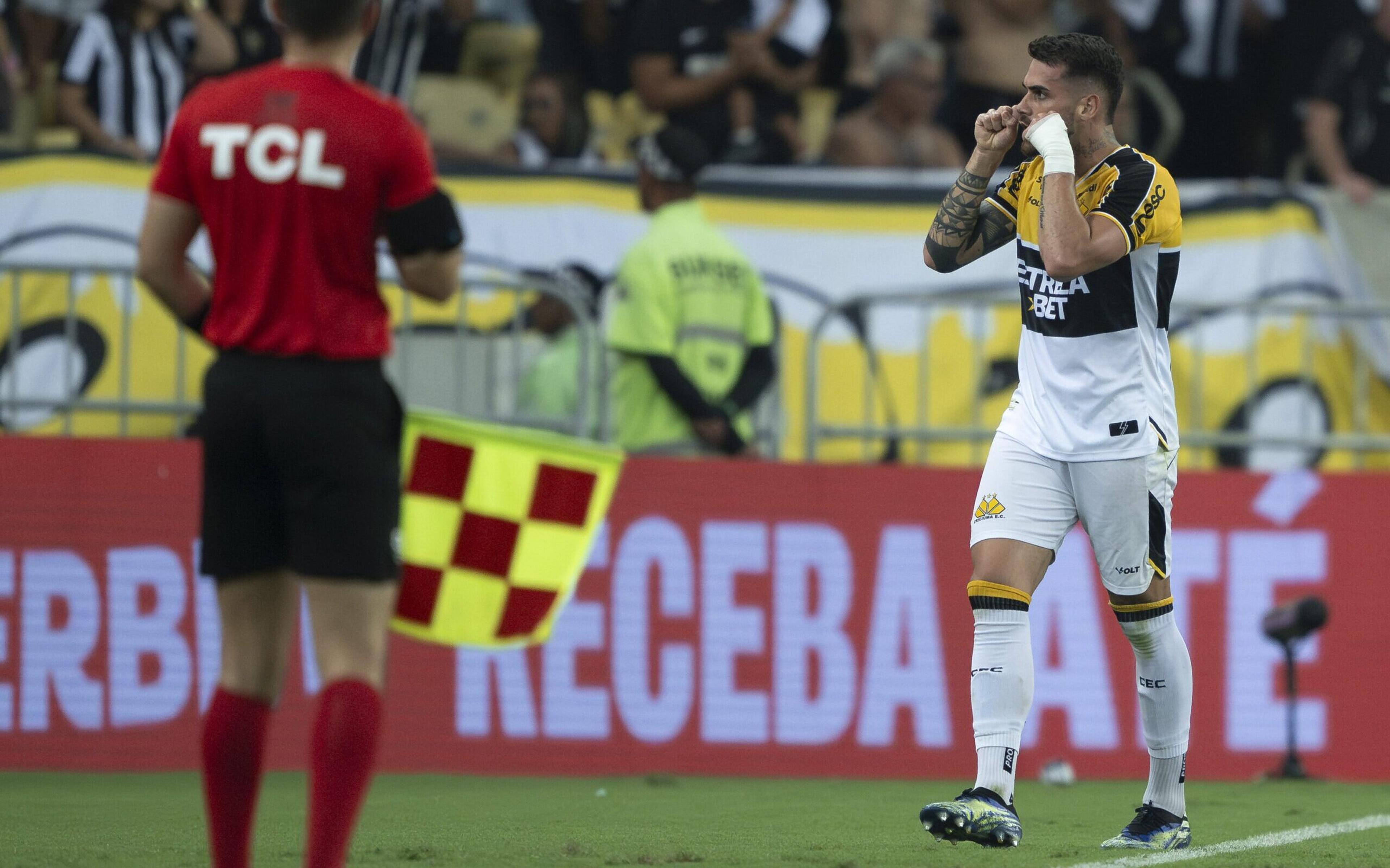 Jogador do Criciúma explica provocação ao Botafogo: ‘Tinha que fazer’