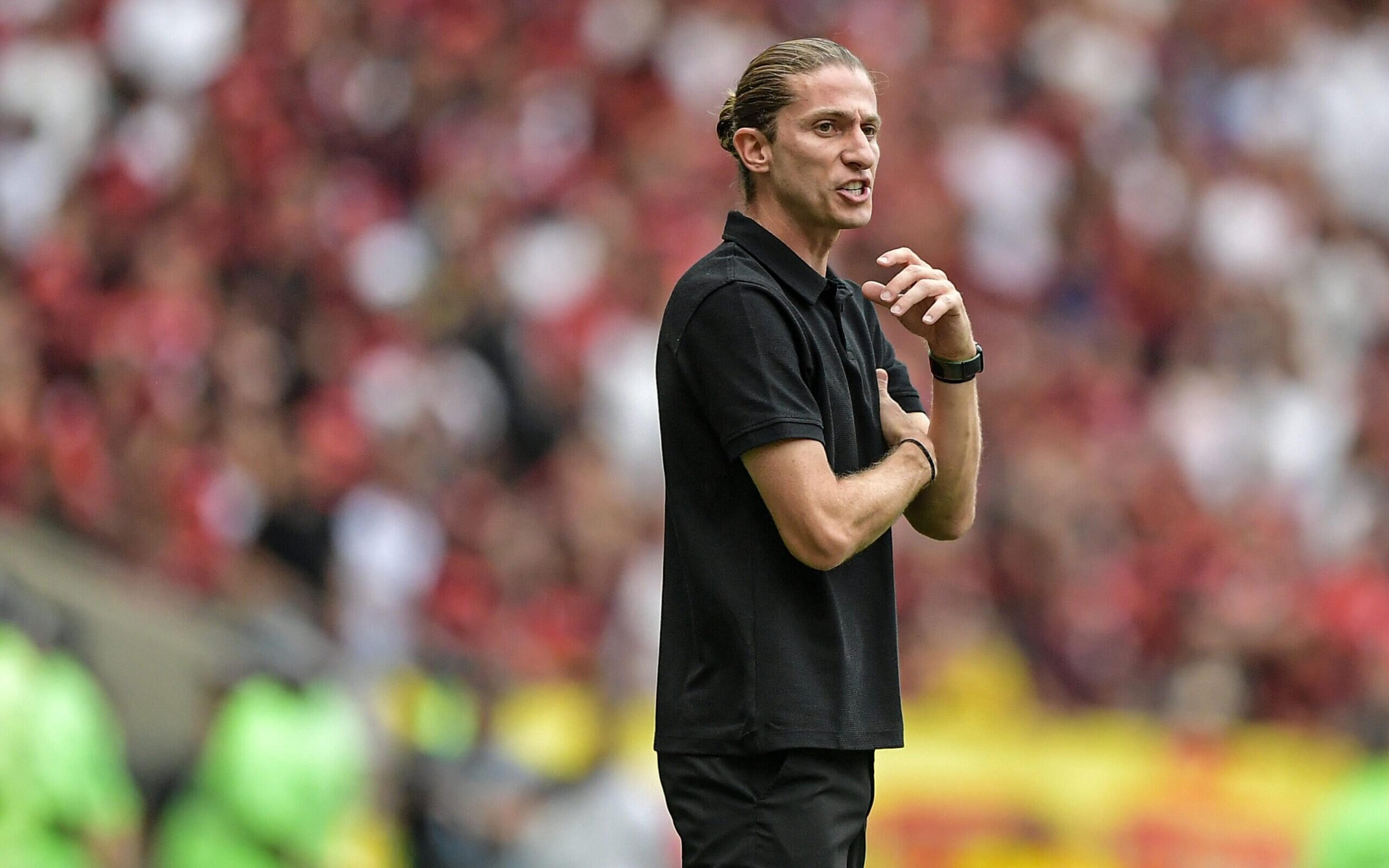 Filipe Luís pede apoio a jogador do Flamengo e rebate críticas: ‘Incomoda qualquer um’