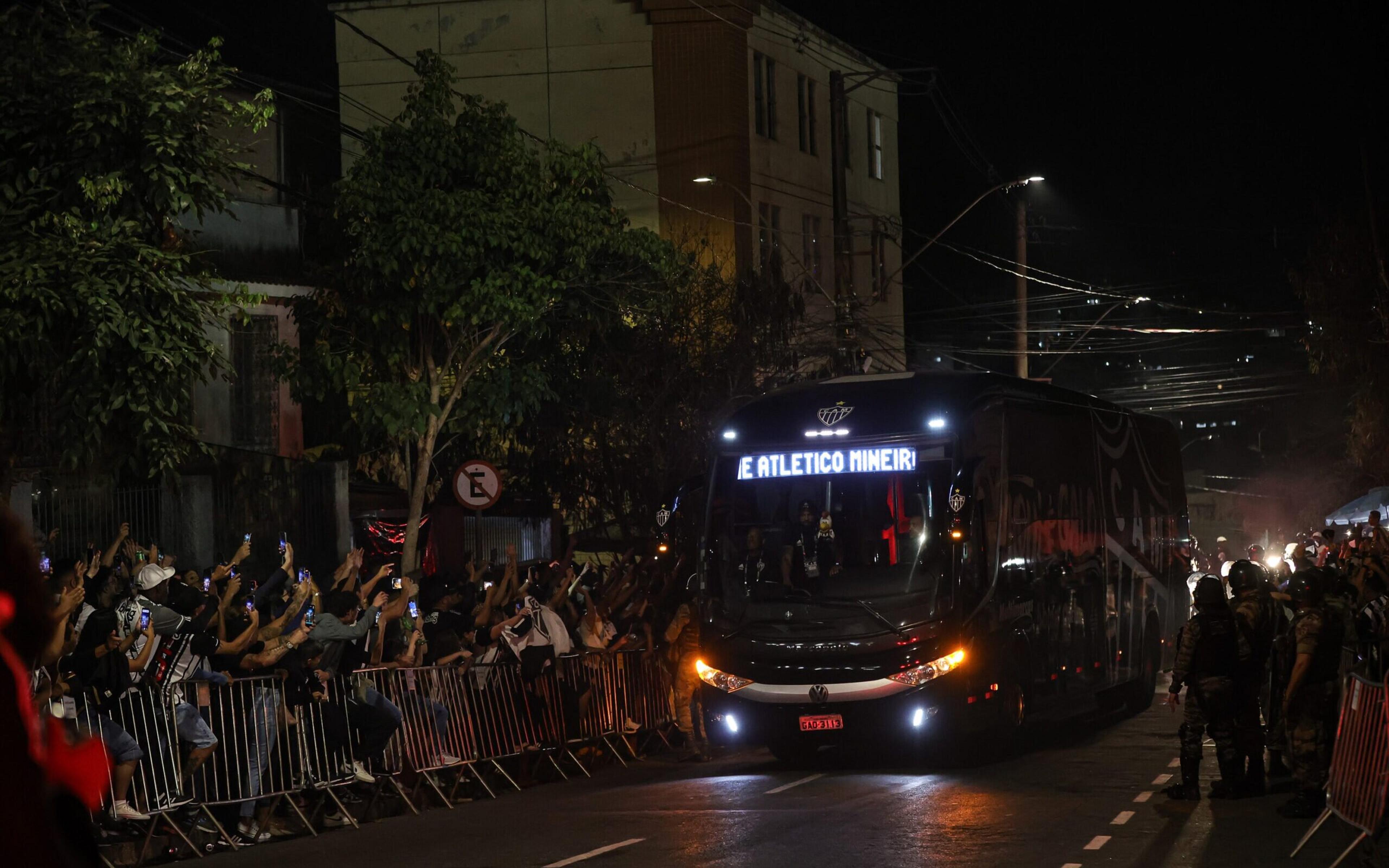 River x Atlético-MG: ônibus do Galo atrasa trajeto ao Monumental por falta de segurança