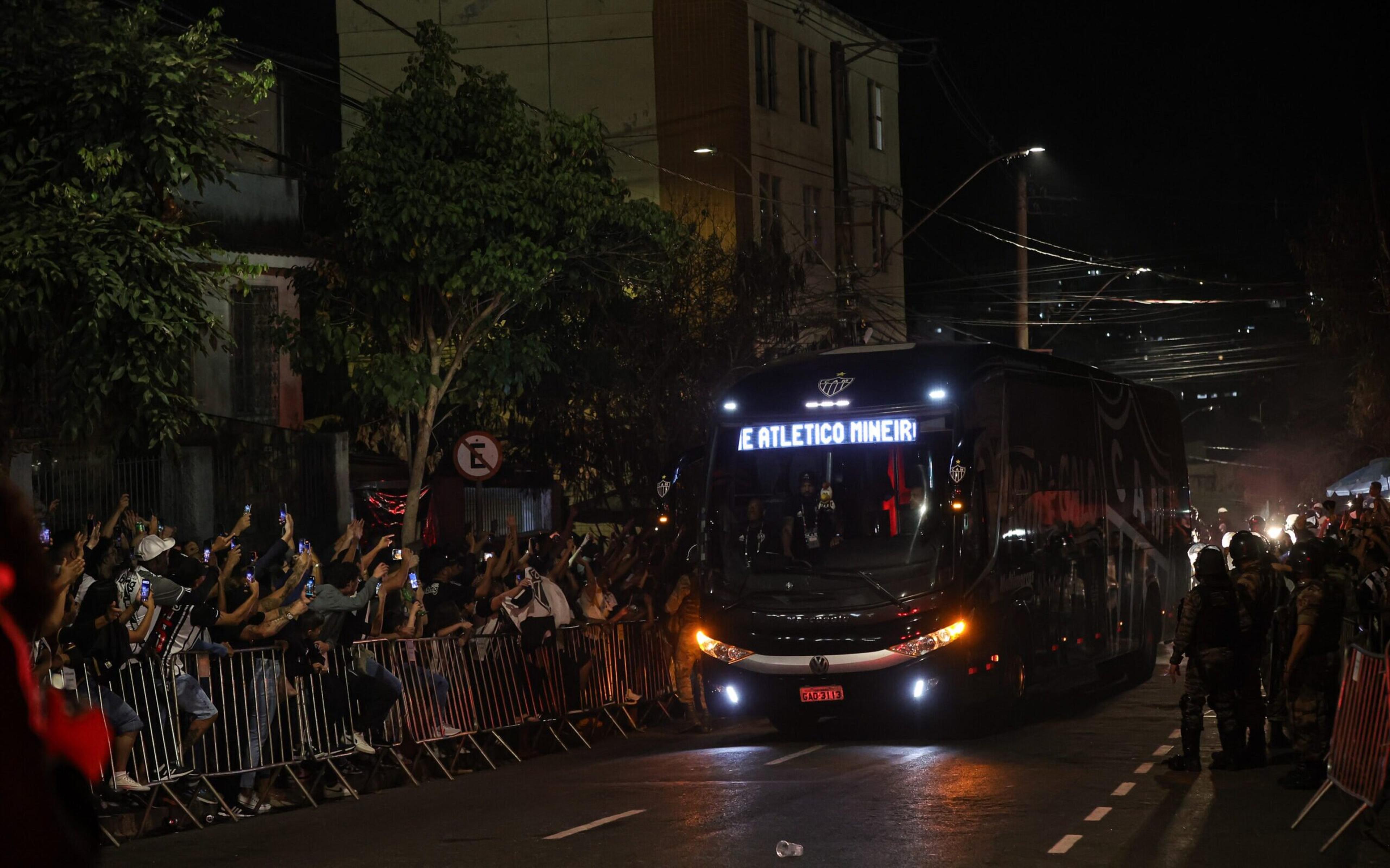 Atlético-MG é alvo de foguetórios antes da partida contra o River Plate