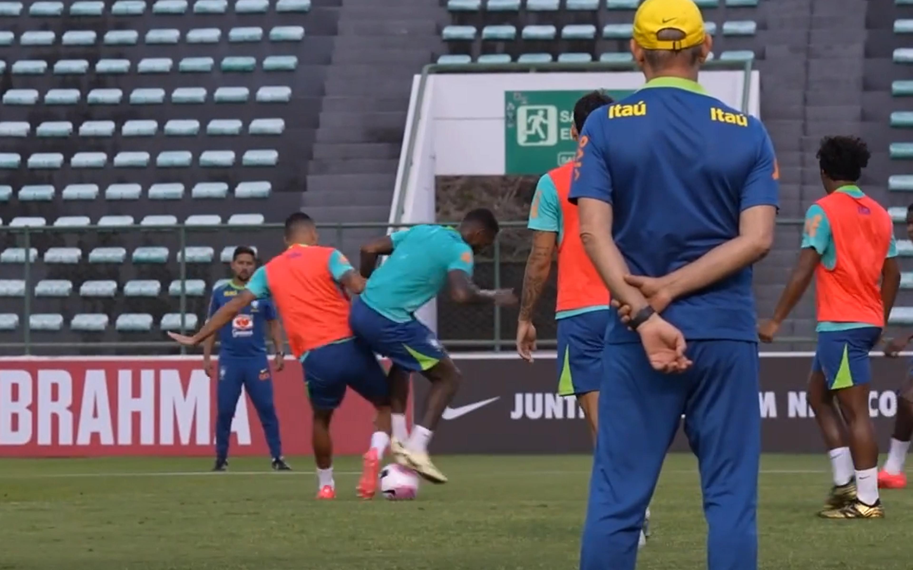 Gerson dá drible desconcertante em Fabrício Bruno em treino da Seleção Brasileira