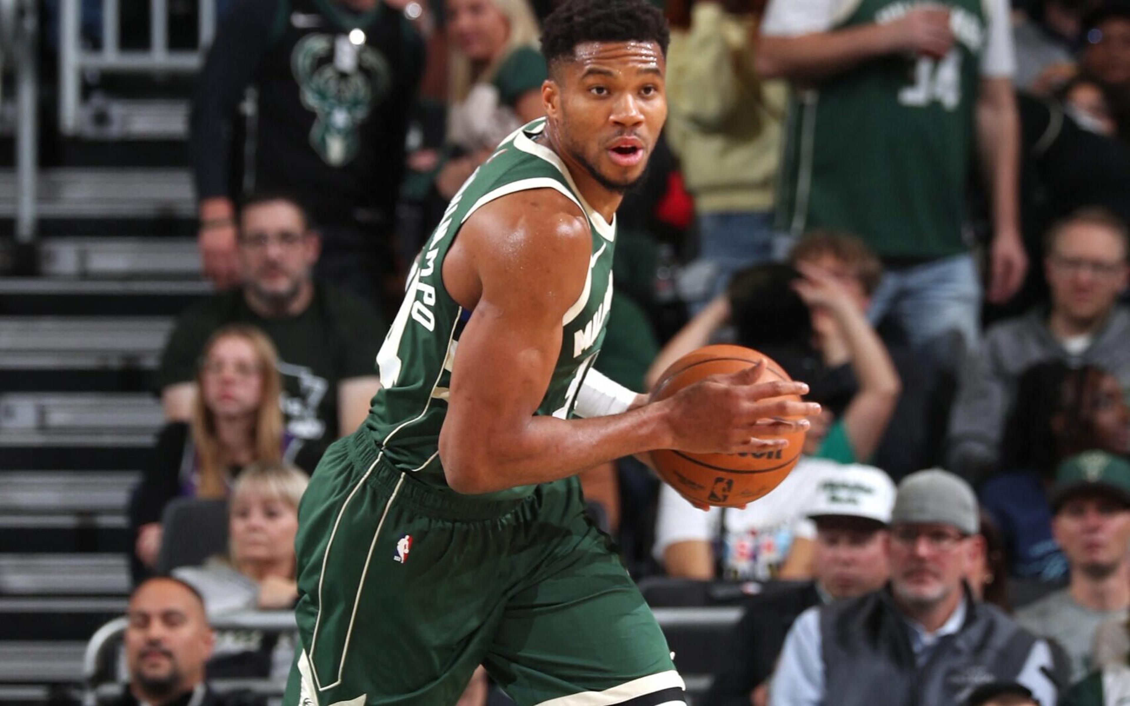 Antetokounmpo aparece fantasiado após jogo: ‘Tenho que entreter meus filhos’